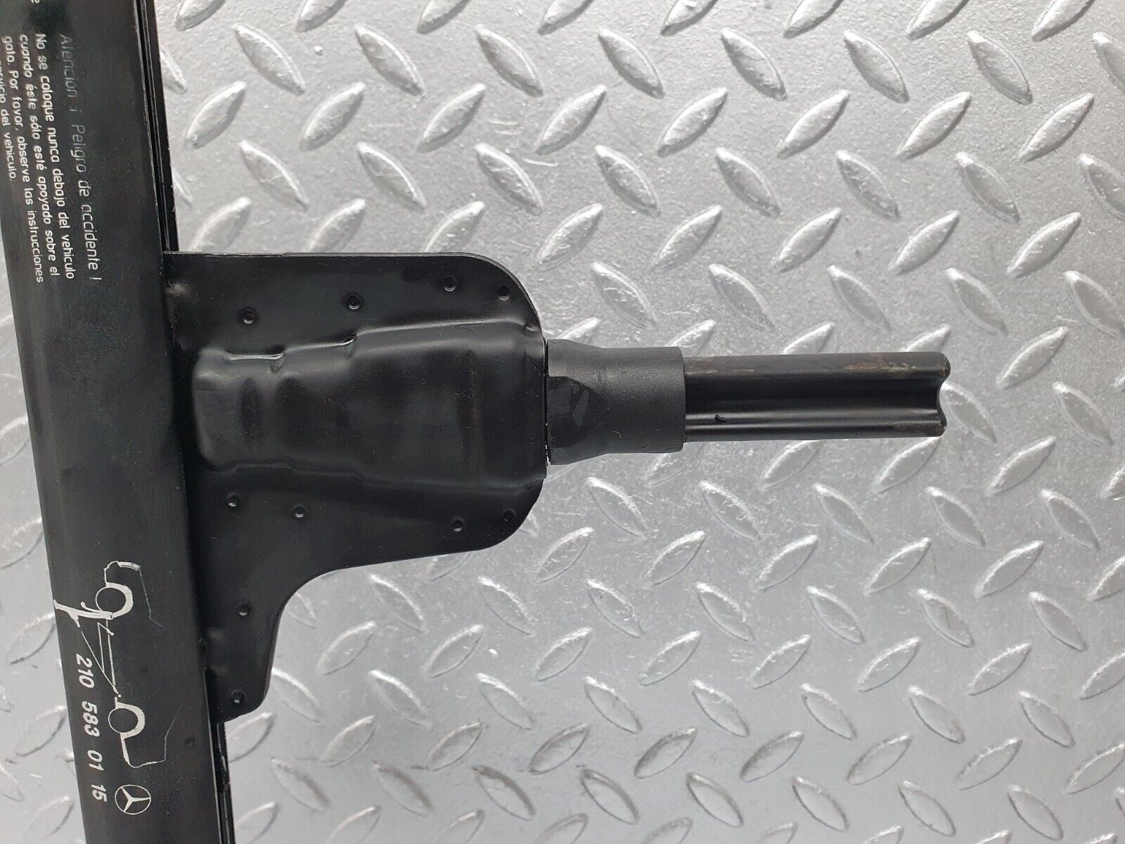 41785 Mercedes-Benz W202 C200 Car Jack 2105830115