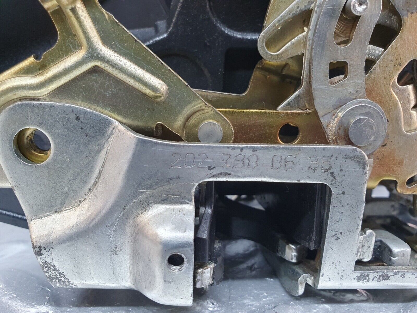 42012 Mercedes-Benz W202 C200 Rear Right Door Lock Mechanism 2027330408