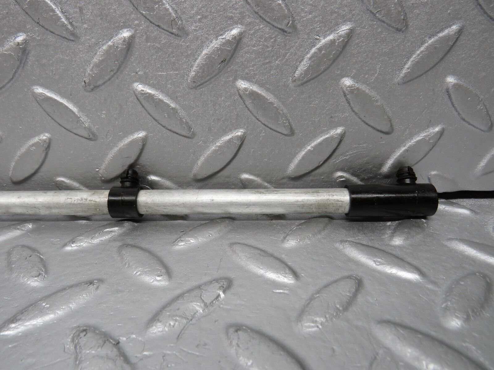 39157 Mercedes-Benz R107 500SL Camshaft Oil Tube