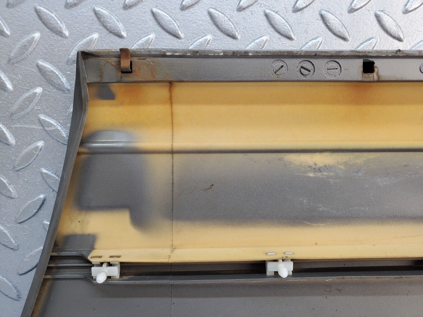 45703 Mercedes-Benz W126 420SE Front Left Fender Wing Moulding Trim 1266903540