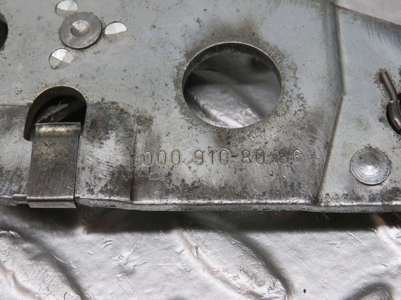 33208 Mercedes-Benz R107 Front Right Seat Hinge Pair 0009107585 0009108086