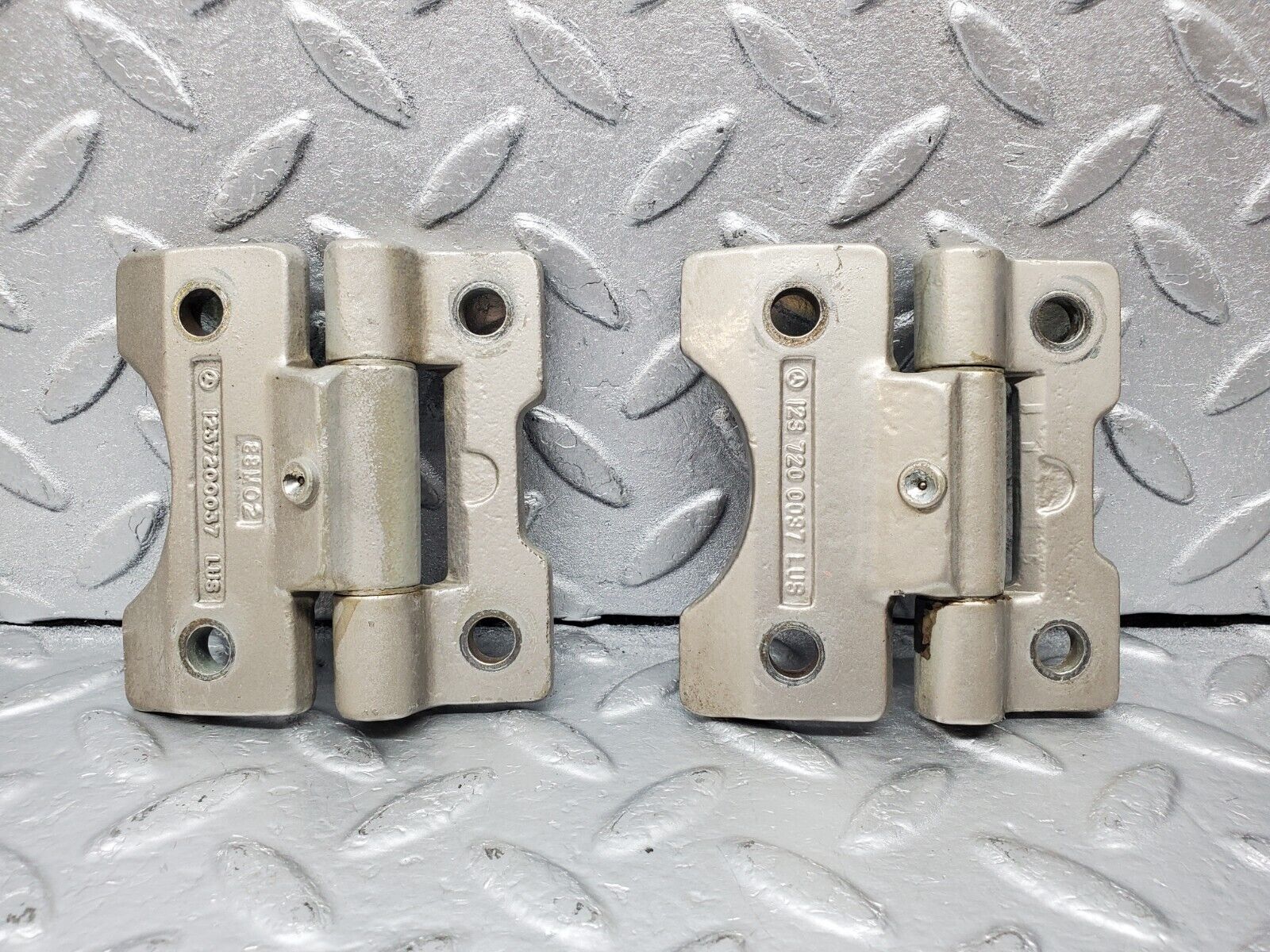 45552 Mercedes-Benz W126 420SE Door Hinge Pair Left Side 1237200037