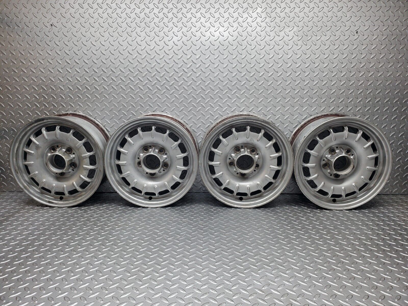 44556 Mercedes-Benz W123 Alloy Wheel Set Mexican Hat 6Jx14H2 ET30 1264001902