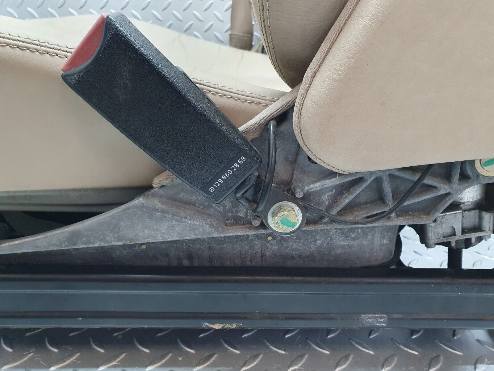 42419 Mercedes-Benz R129 320SL Coupe Electric Front Right Seat Leather Beige