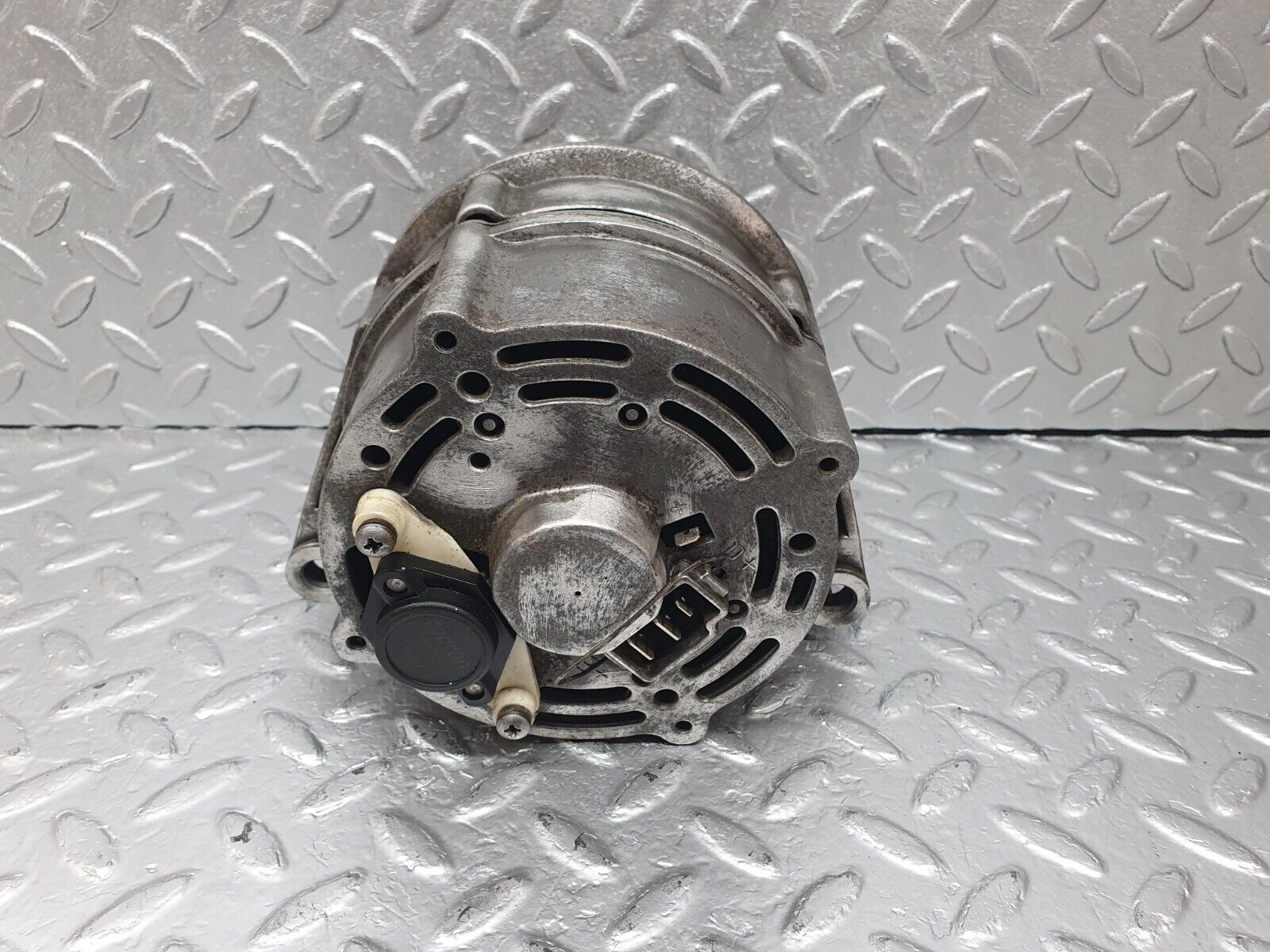 42738 Mercedes-Benz W201 190 2.0L Alternator Generator 0986033740 0120489324 6011550115
