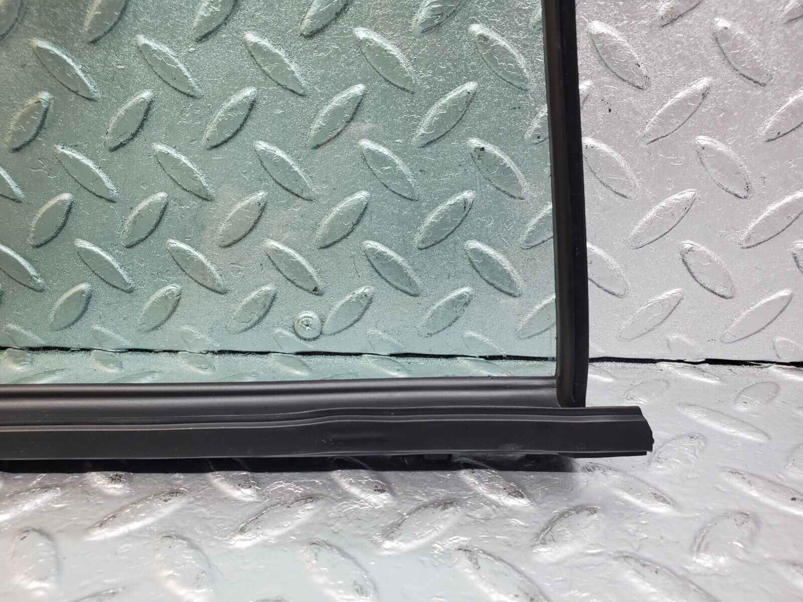 44635 Mercedes-Benz W124 220E Rear Left Quarter Window Glass 1247350524