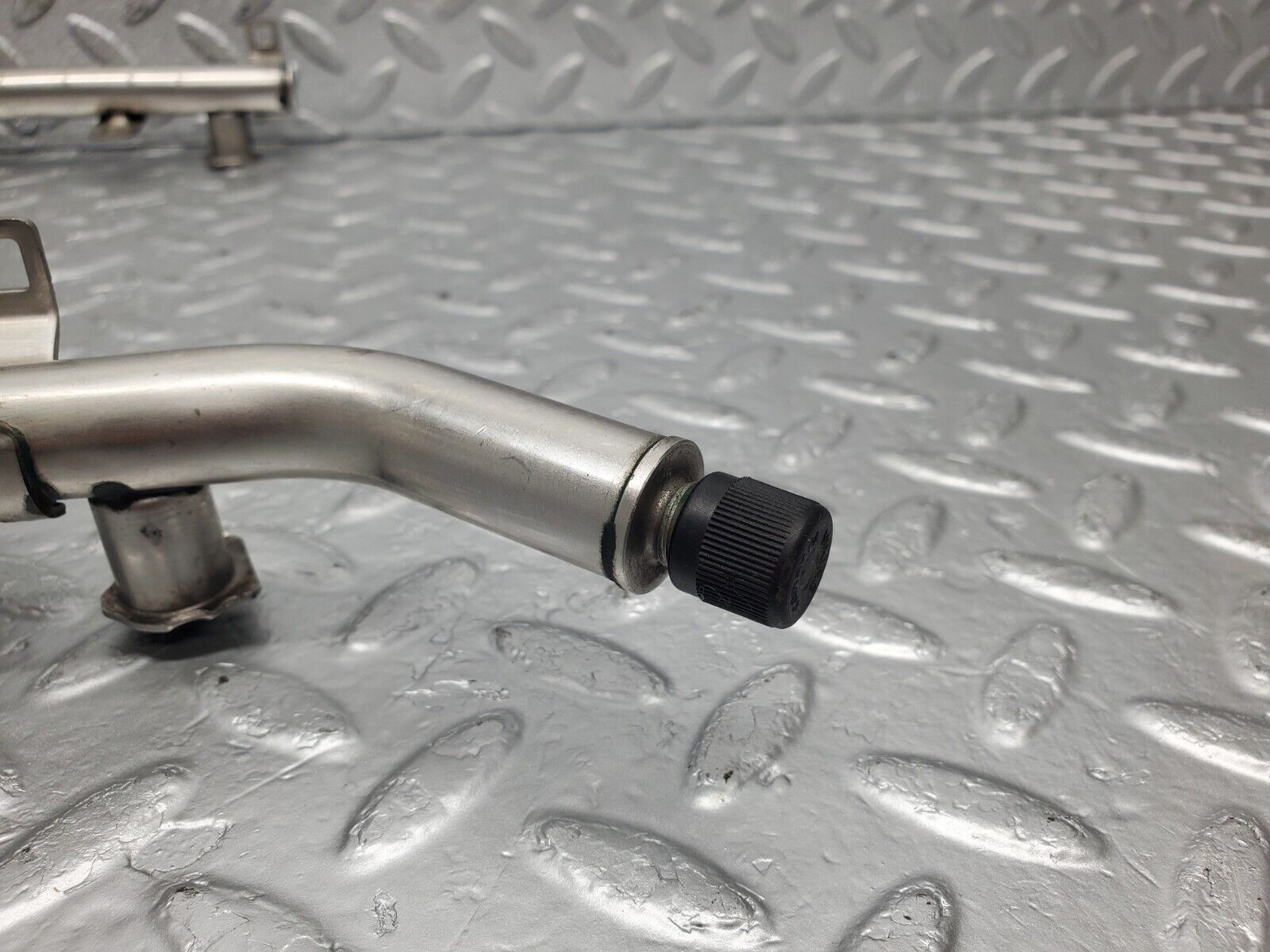 46809 Mercedes-Benz R129 320SL Coupe Fuel Injector Rail 0280151038 1120700095