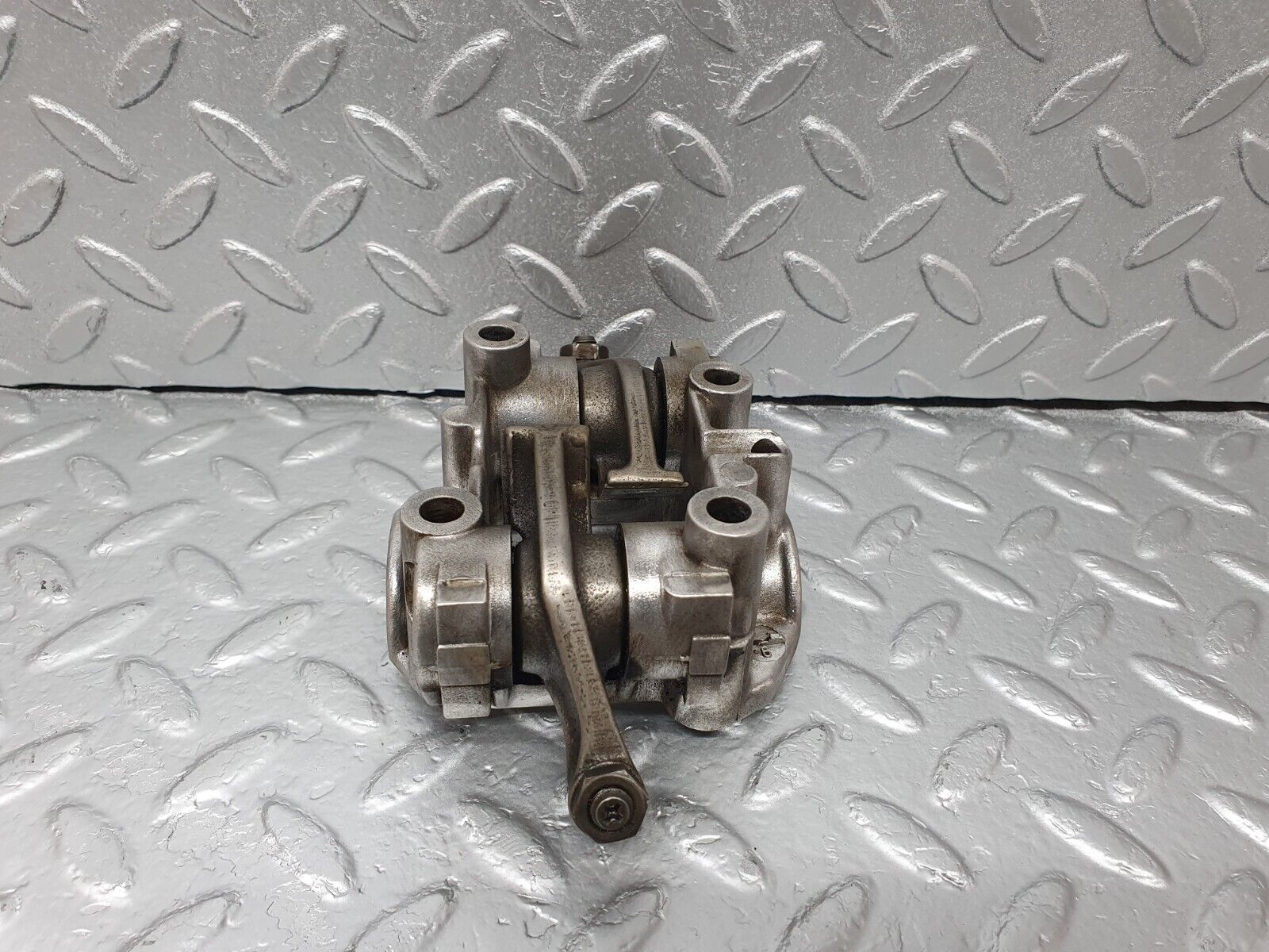 43064 Mercedes-Benz W123 Rocker Arms Camshaft Bearing Block 1020512110