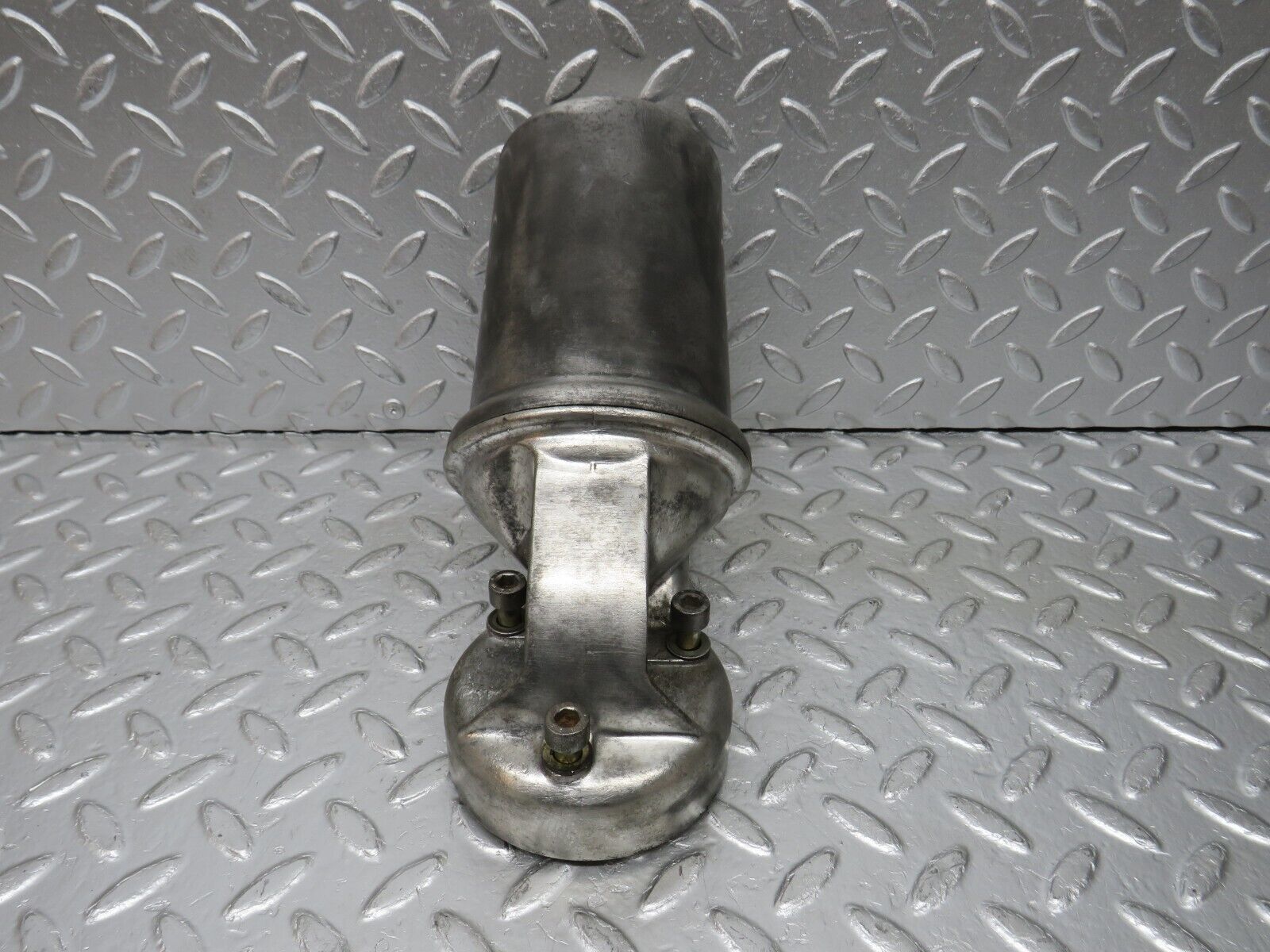 32982 Mercedes-Benz C107 R107 350 V8 Oil Filter Housing 1161840309