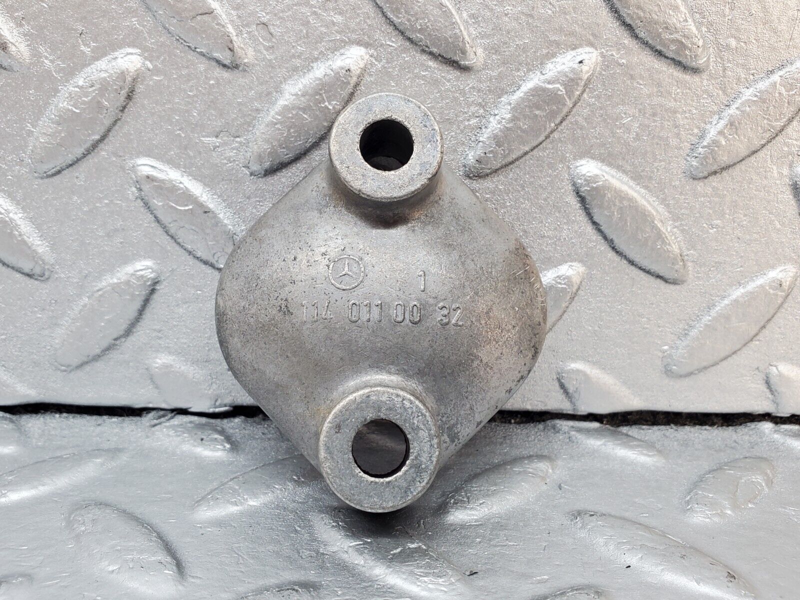 45353 Mercedes-Benz 280E M110.983 Engine Fuel Pump Cover 1140110032