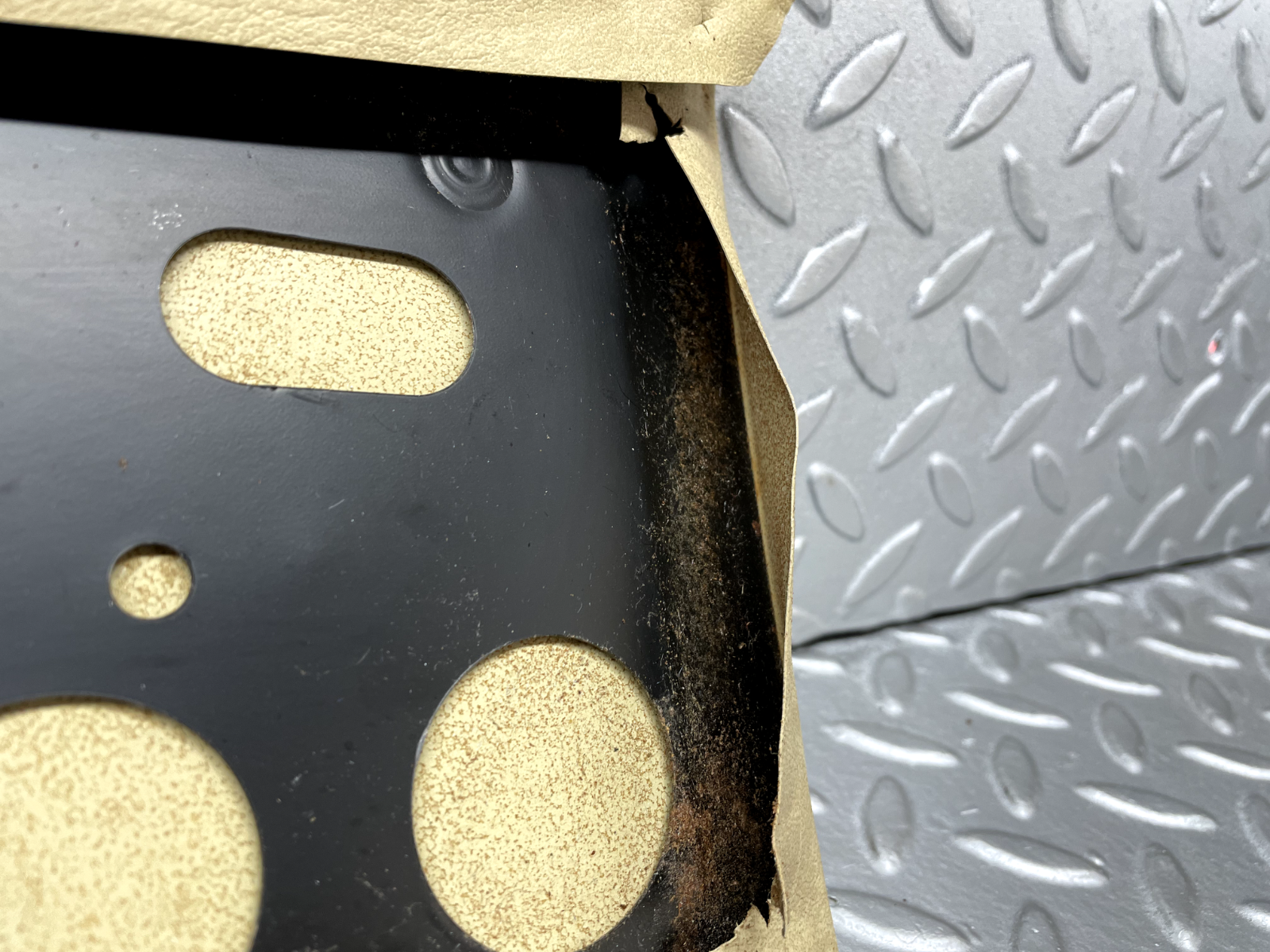 44251 Mercedes-Benz W123 280E B Pillar Cover Right Beige