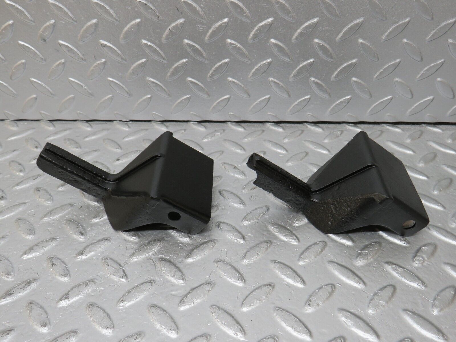 34600 Mercedes-Benz C126 380SEC Front Bumper Bracket 2x 1268851114 1268851214