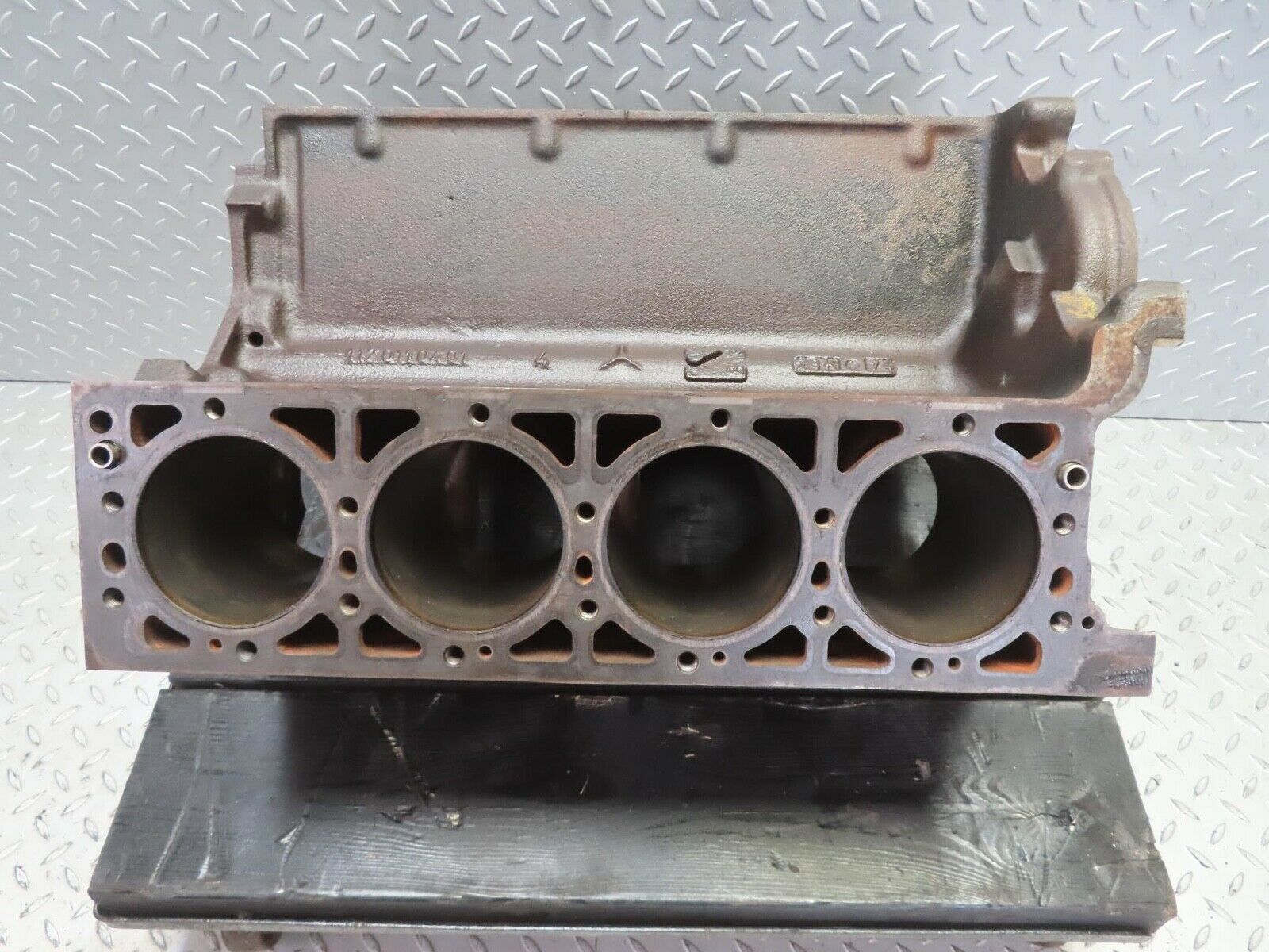 13870 Mercedes-Benz R107 450SL Engine Block 1170110401 M117.983