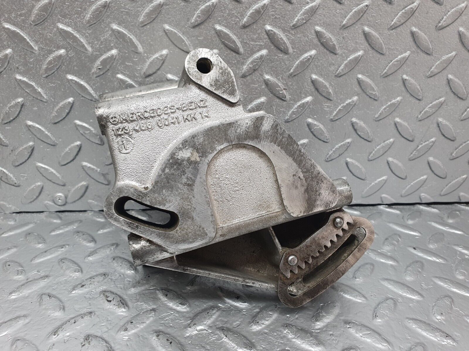 44016 Mercedes-Benz C123 230CE Coupe Power Steering Pump Bracket 1234660041