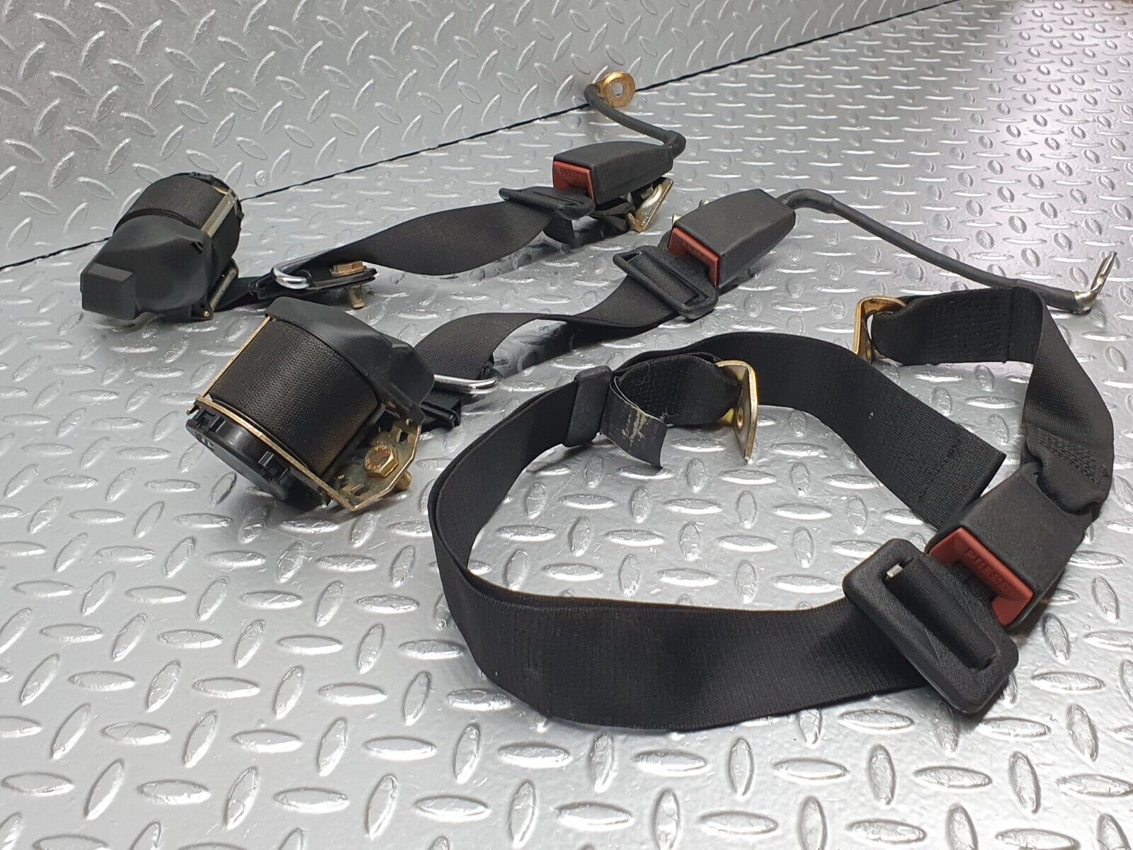 41694 Mercedes-Benz W124 200E Rear Seat Belt Set With Buckles 1248601185 1248601169 1248600585 1248600585