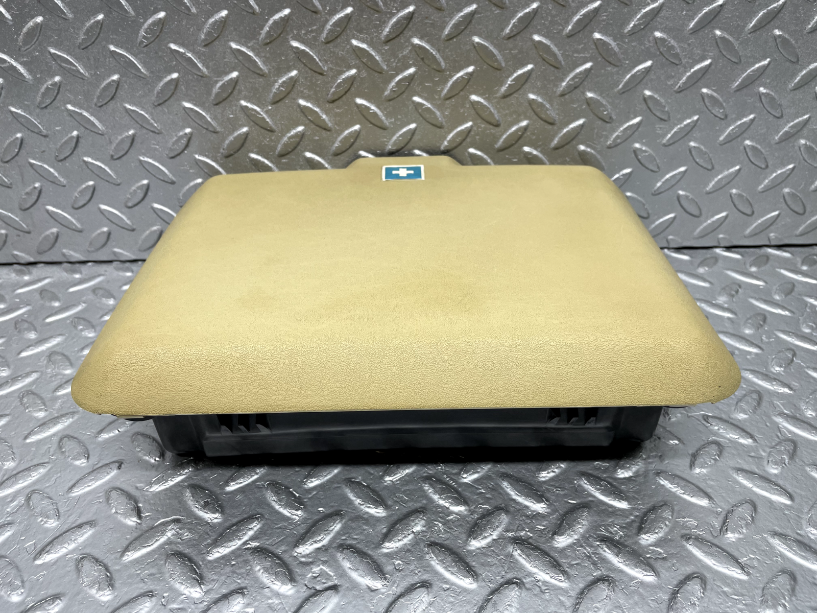 44266 Mercedes-Benz W123 280E First Aid Box 1238650353