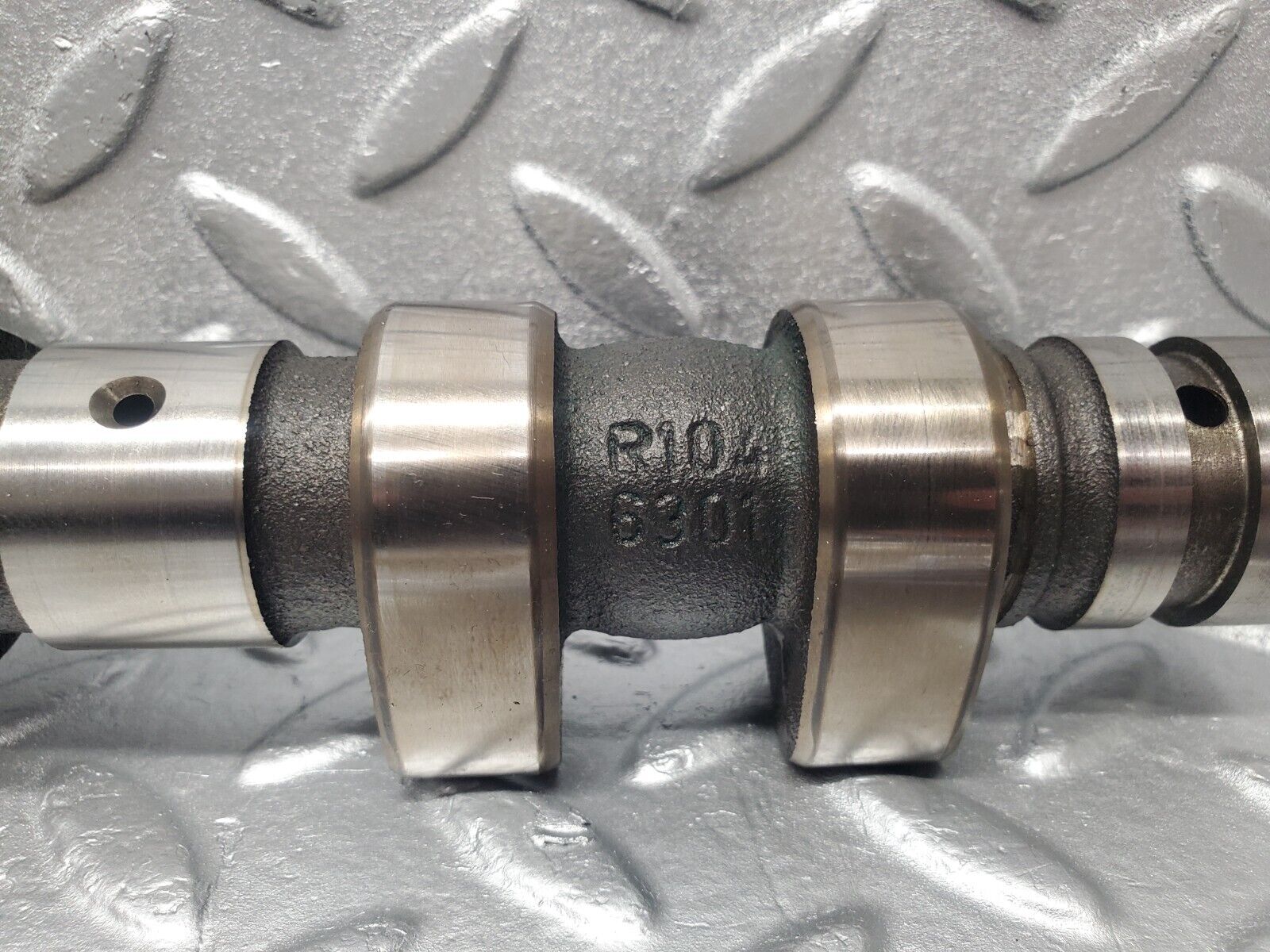 46222 Mercedes-Benz W124 280E Camshaft R1046301