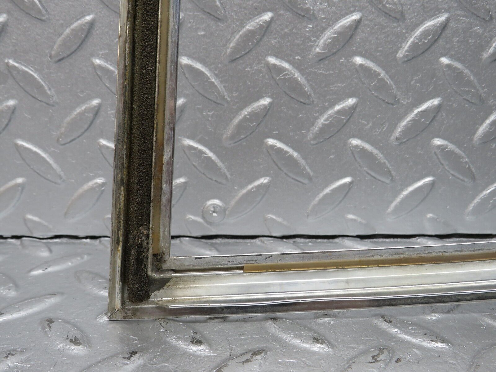 40197 Mercedes-Benz R107 Hardtop Side Window Chrome Moulding Trim Right