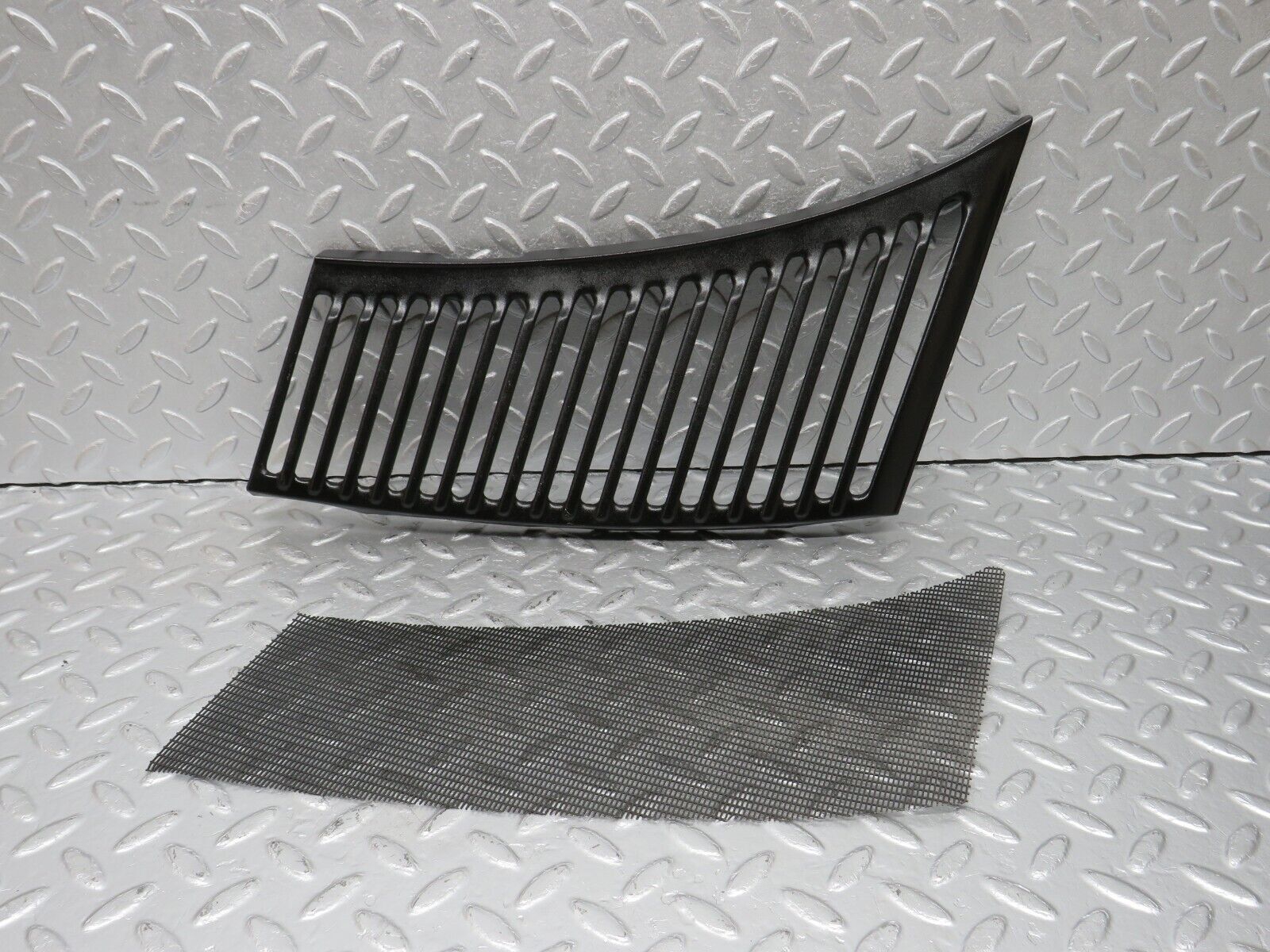 40081 Mercedes-Benz R107 350SL Air Intake Grill Left Side