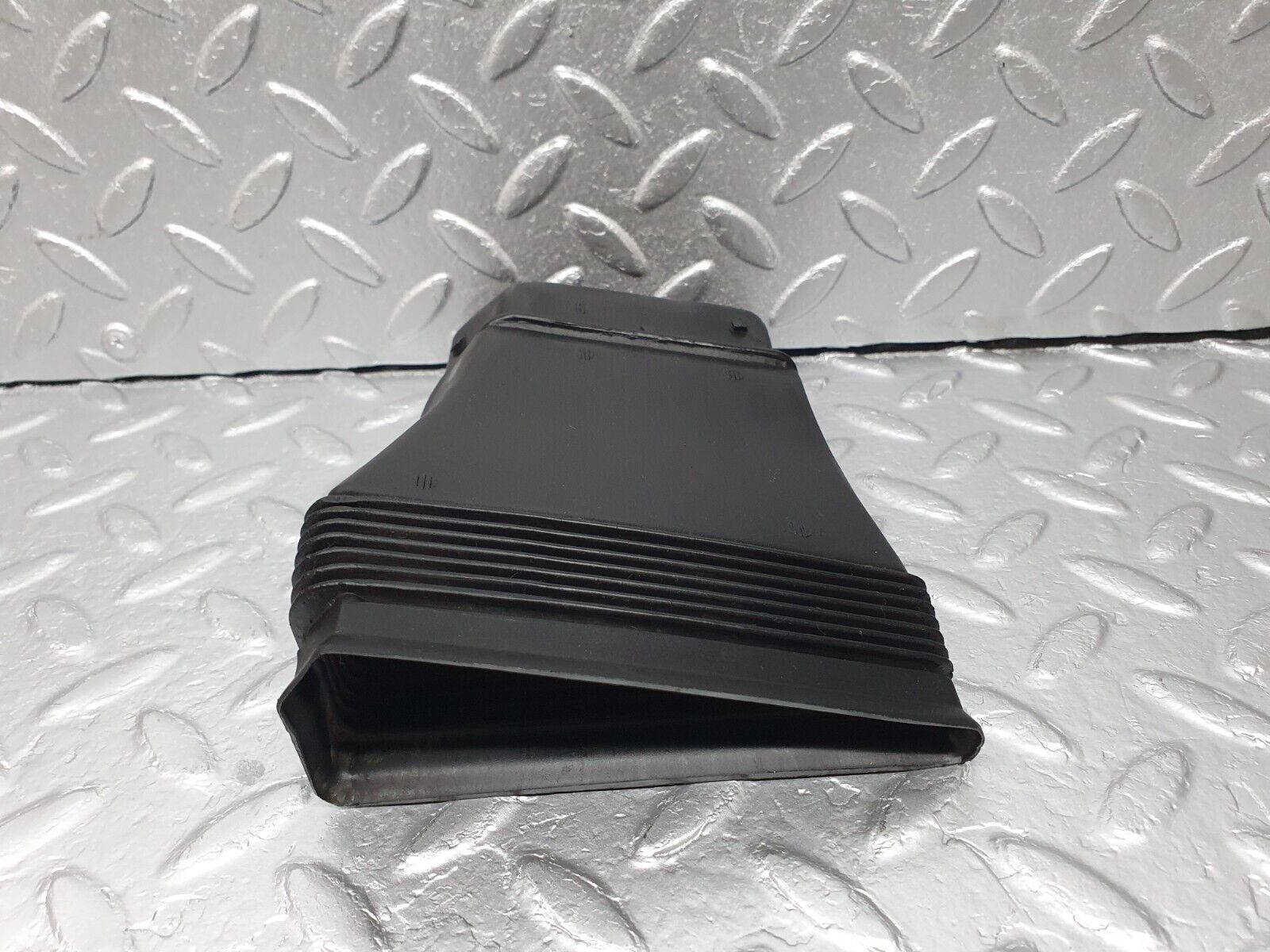 41825 Mercedes-Benz W202 C200 Air Duct Pipe 2028300425