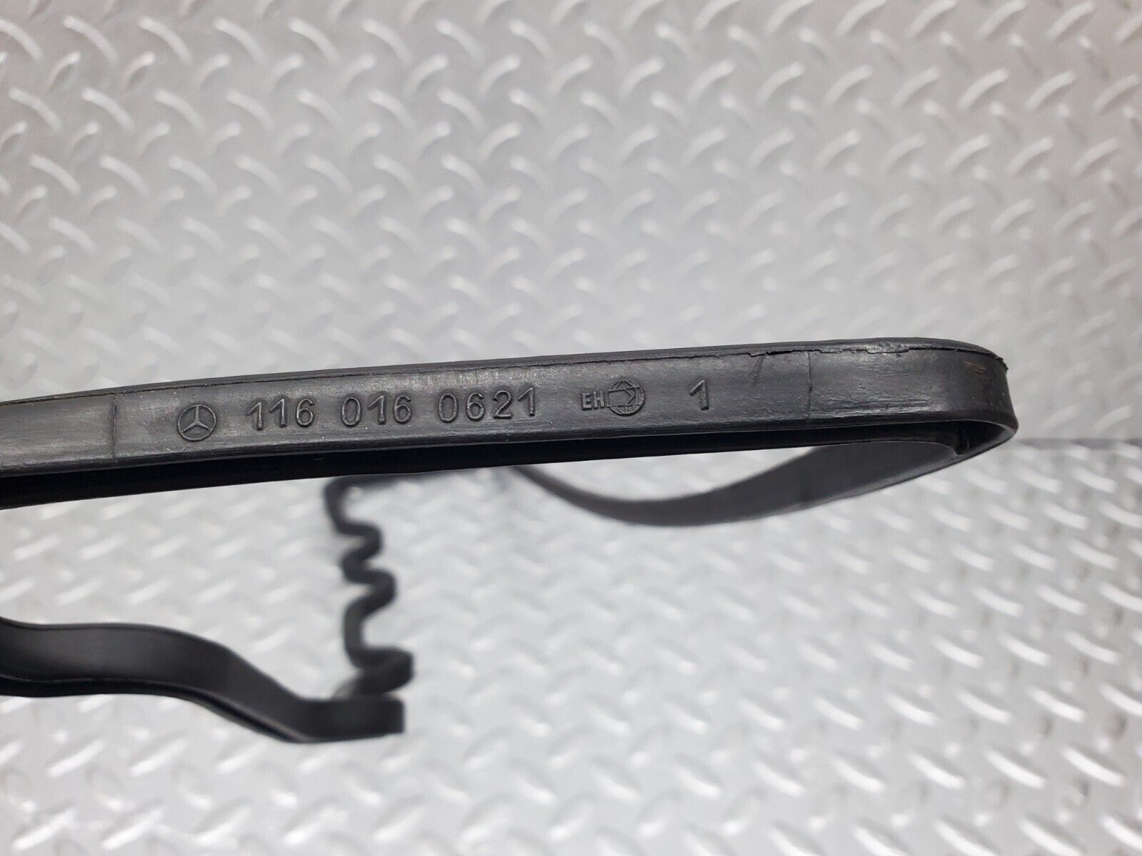 45283 Mercedes-Benz C107 350SLC Coupe Valve Cover Gasket Right Side 1160160621