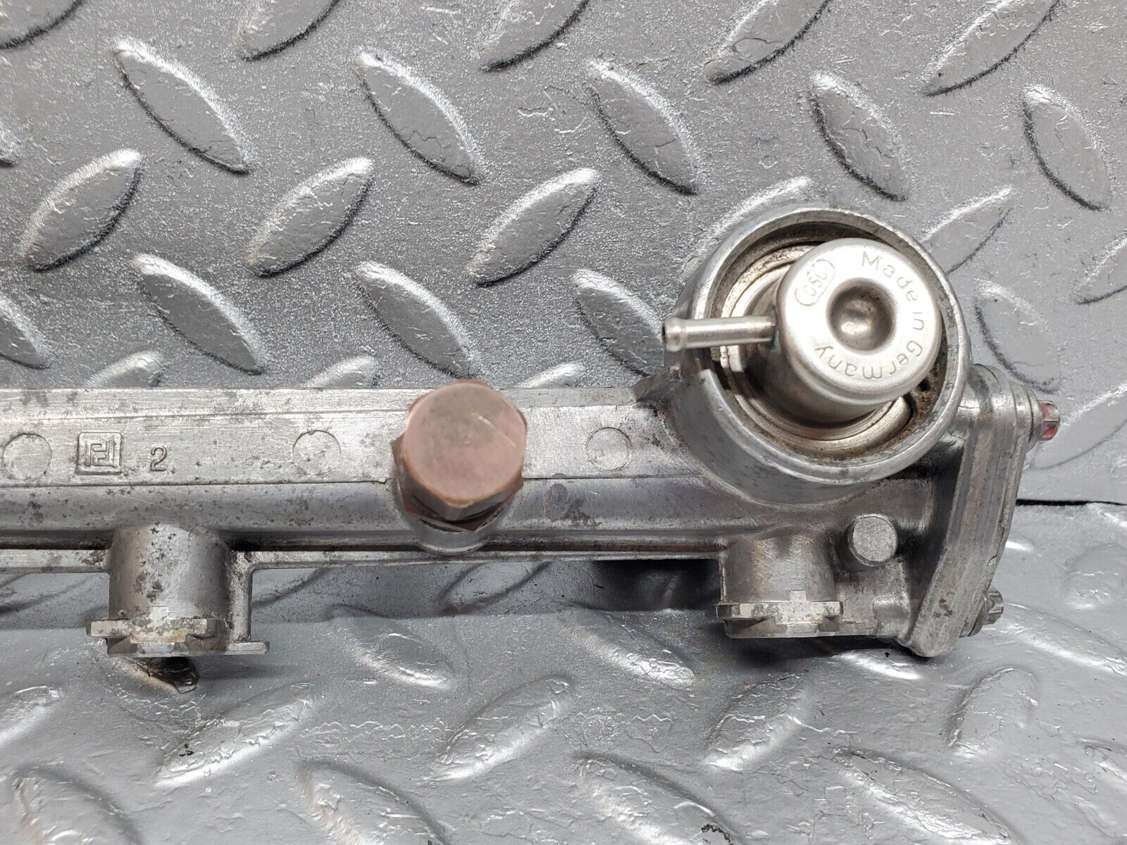 44733 Mercedes-Benz W124 220E Fuel Injector Rail 1110780745