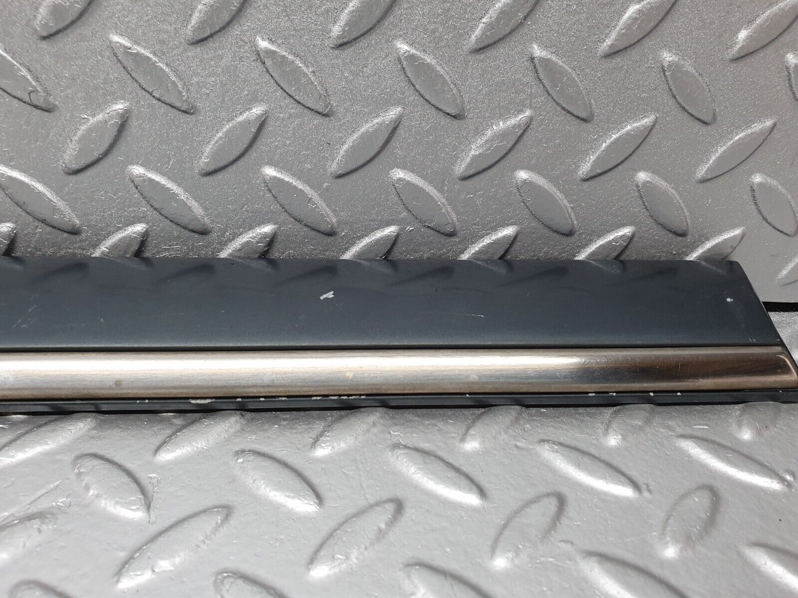 41805 Mercedes-Benz W202 C200 Front Left Door Centre Moulding Trim 2026909362