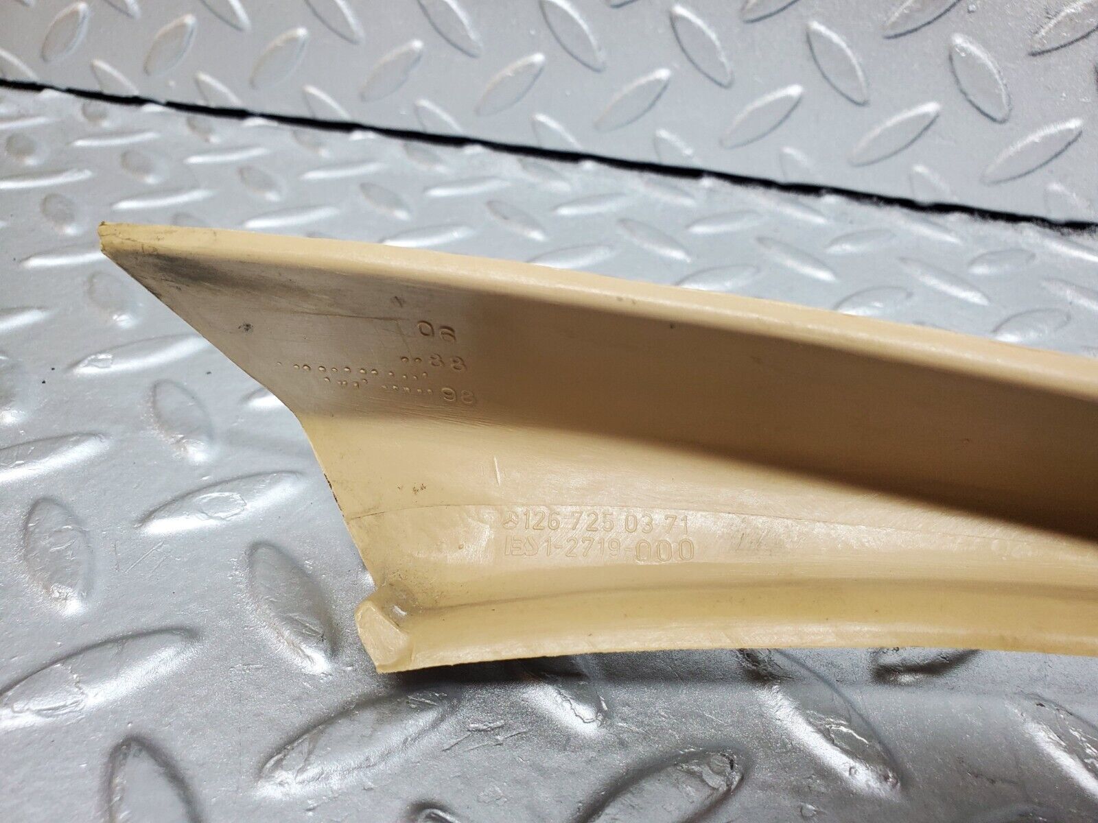 45861 Mercedes-Benz W126 420SE Front Left Door Window Frame Cover 1267250371