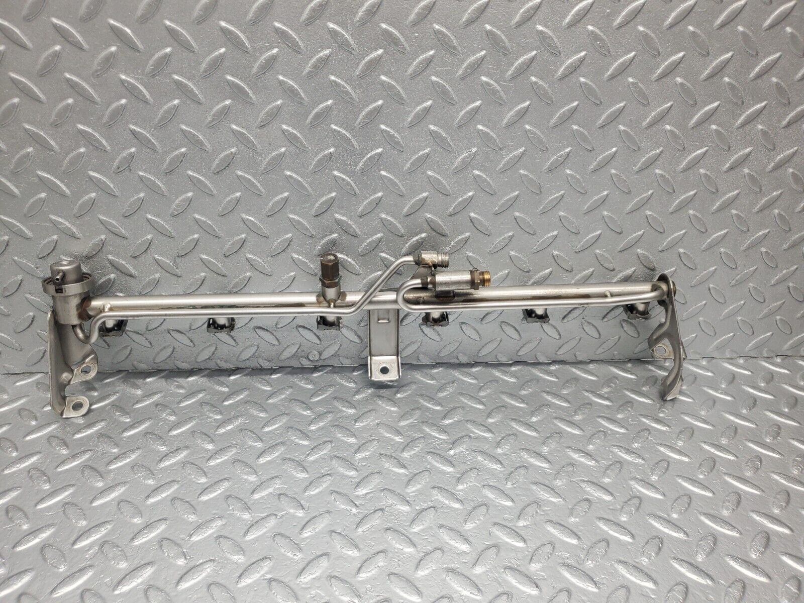 46173 Mercedes-Benz W124 280E Fuel Injector Rail With Pressure Regulator 0000781589