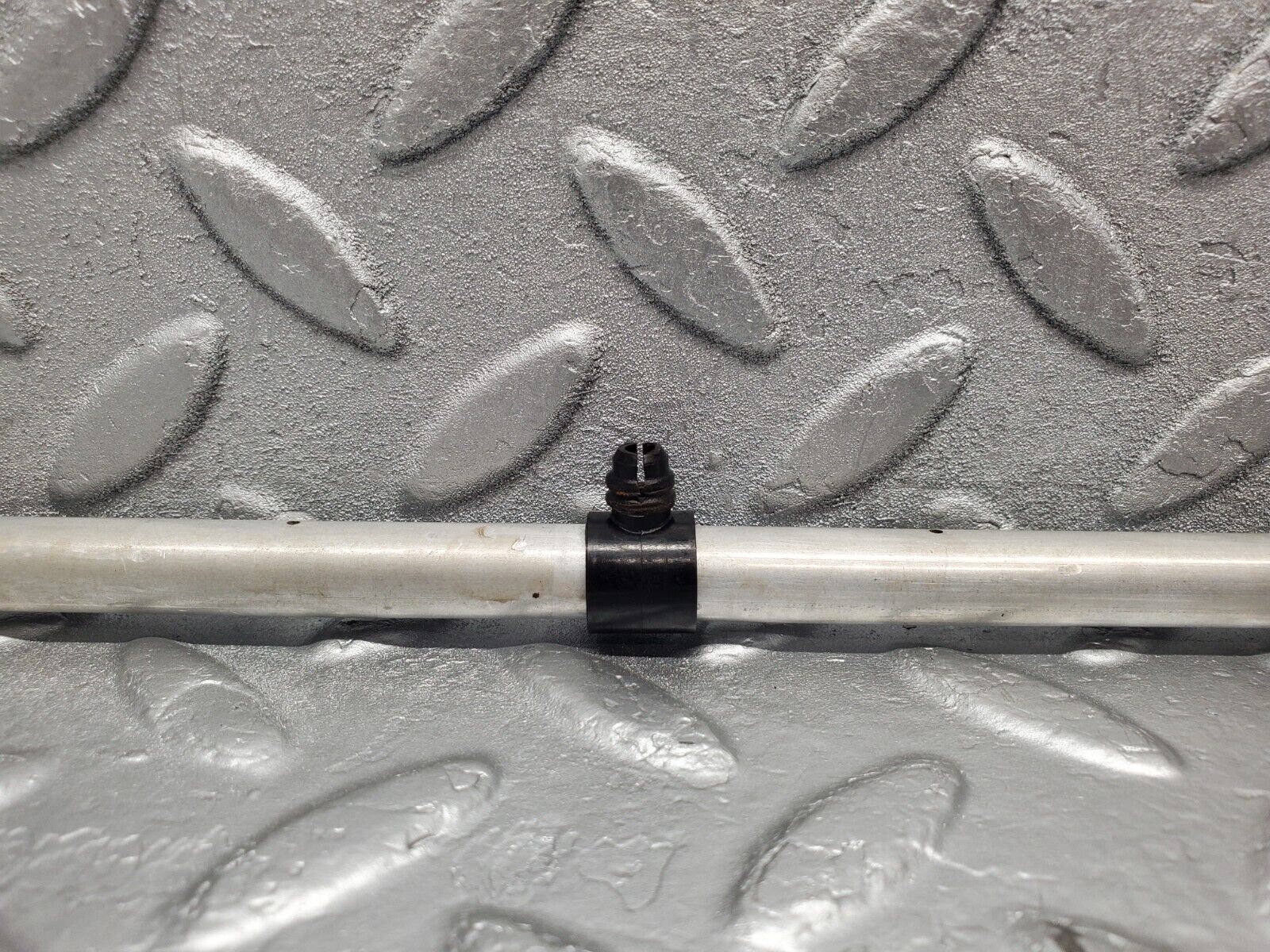 46278 Mercedes-Benz W126 420SE Camshaft Oil Tube