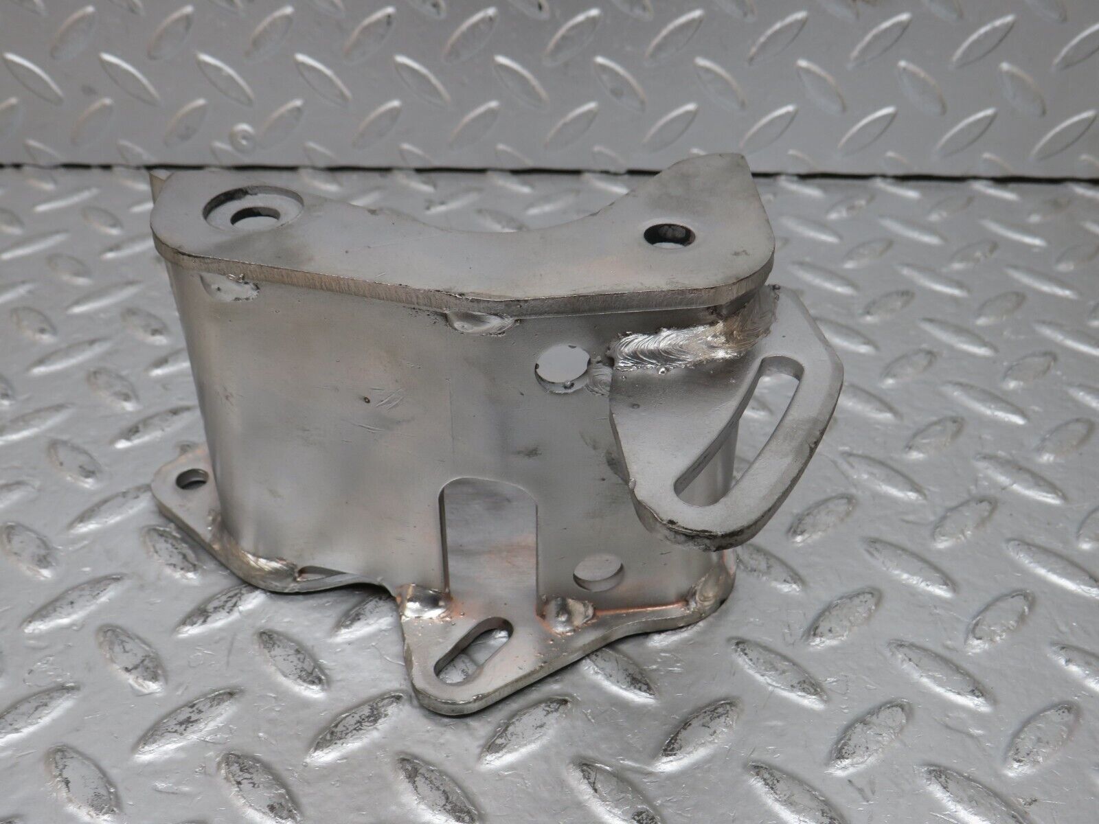 32850 Mercedes-Benz C107 R107 350 V8 Power Steering Pump Bracket