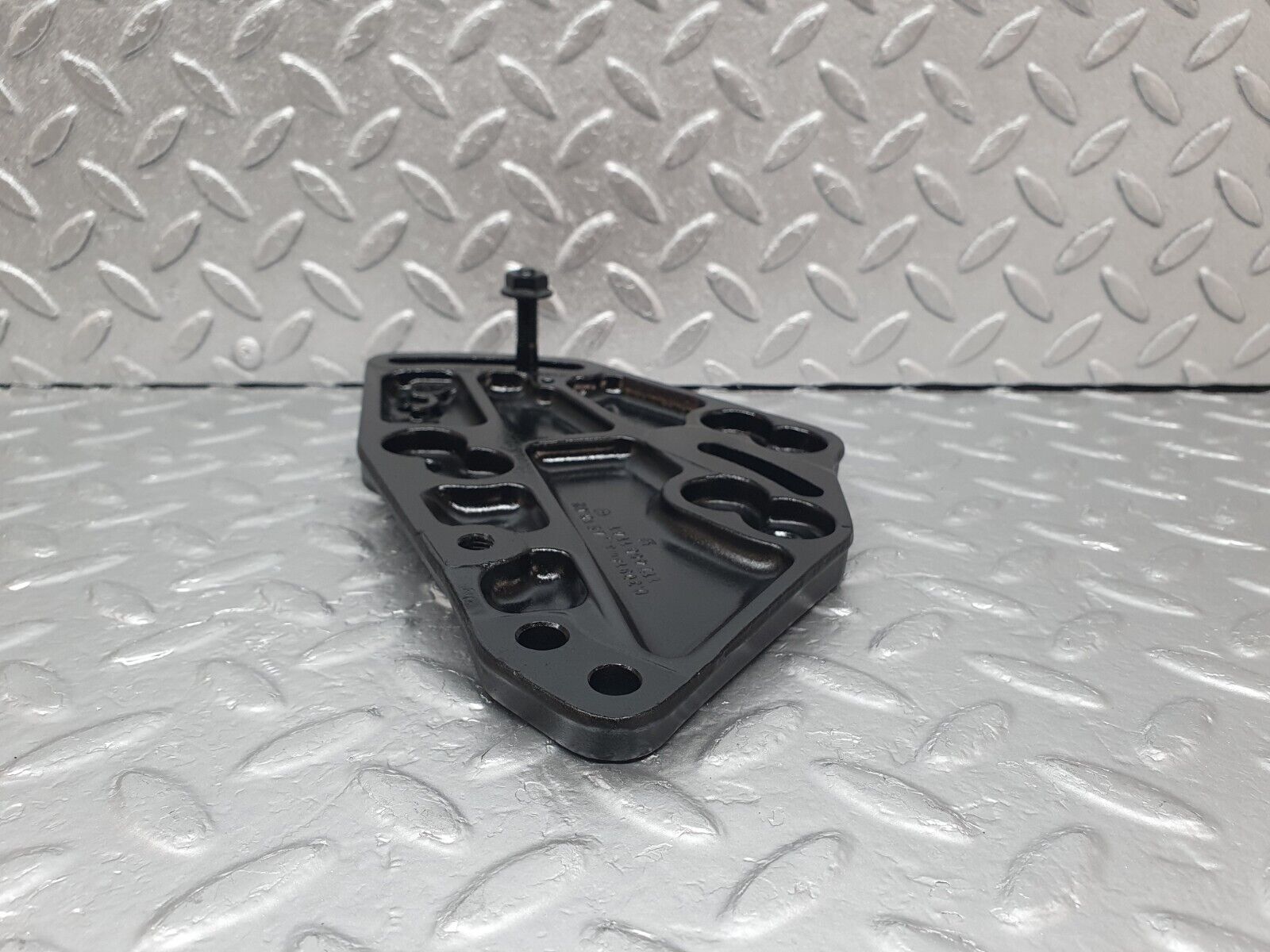 43551 Mercedes-Benz C126 380SEC Coupe Power Steering Pump Bracket 1174661141