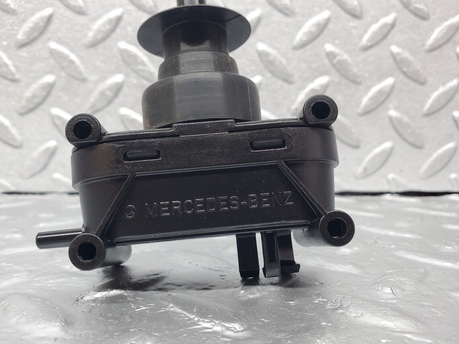 45643 Mercedes-Benz W126 420SE Rear Left Door Lock Vacuum Actuator