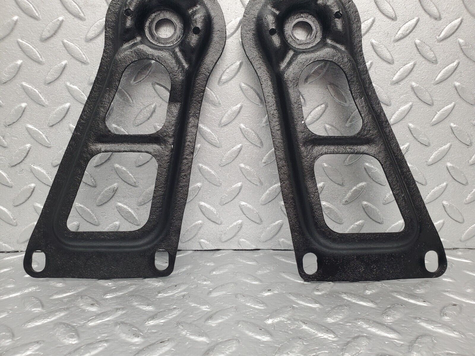 46567 Mercedes-Benz C123 280CE Coupe Rear Suspension Axle Mounting Bracket