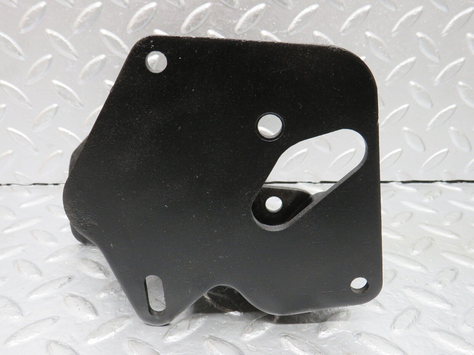 32983 Mercedes-Benz C107 R107 350 V8 Power Steering Pump Bracket