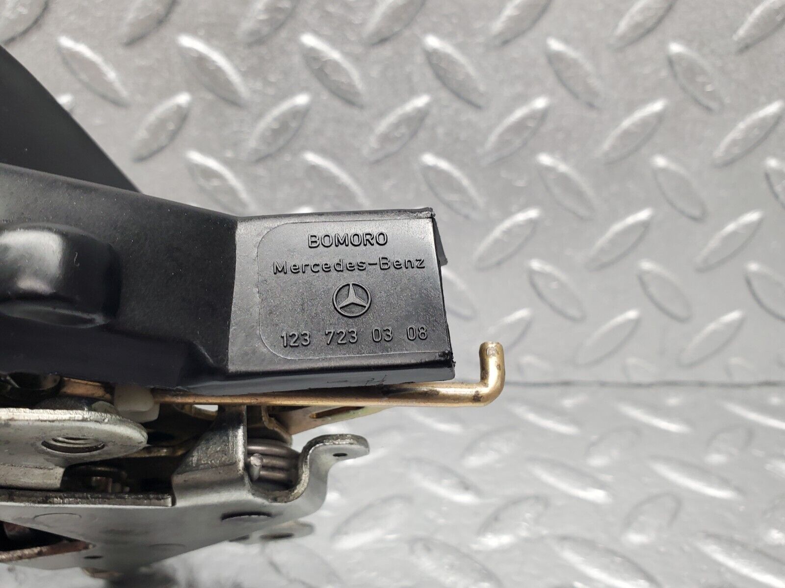 46383 Mercedes-Benz C123 280CE Coupe Left Door Lock Mechanism 1237230308