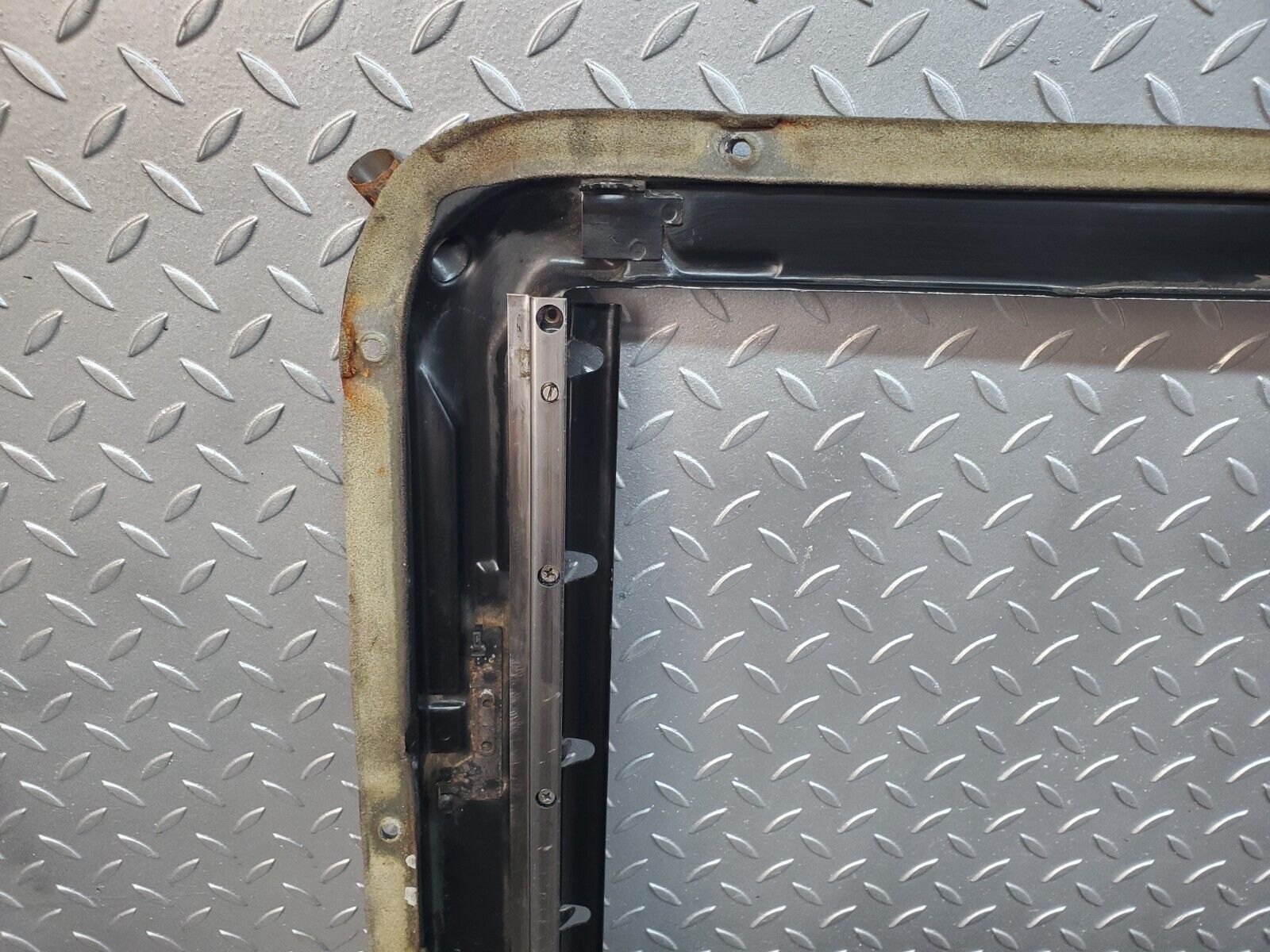 45994 Mercedes-Benz W126 420SE Power Sunroof Frame