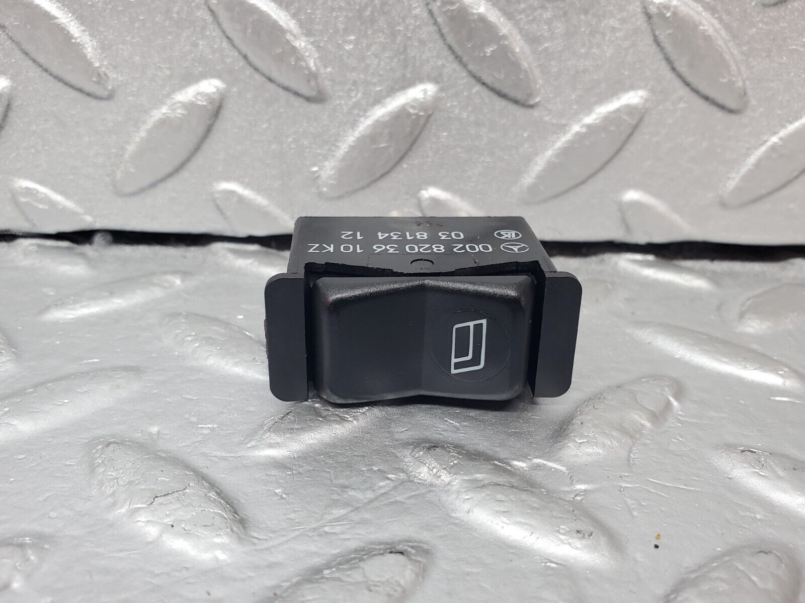 44524 Mercedes-Benz W123 280E Rear Left Electric Window Switch 0028203610