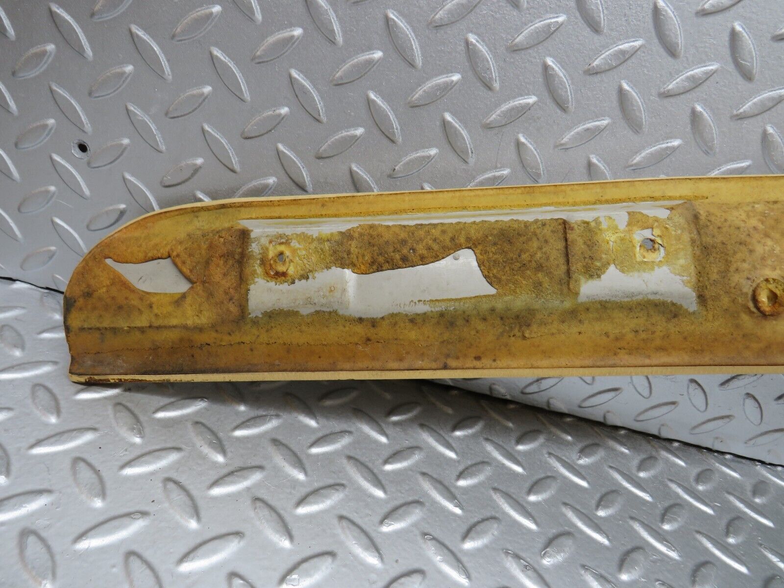 39842 Mercedes-Benz R107 350SL Hardtop C Pillar Cover Left Side Cream