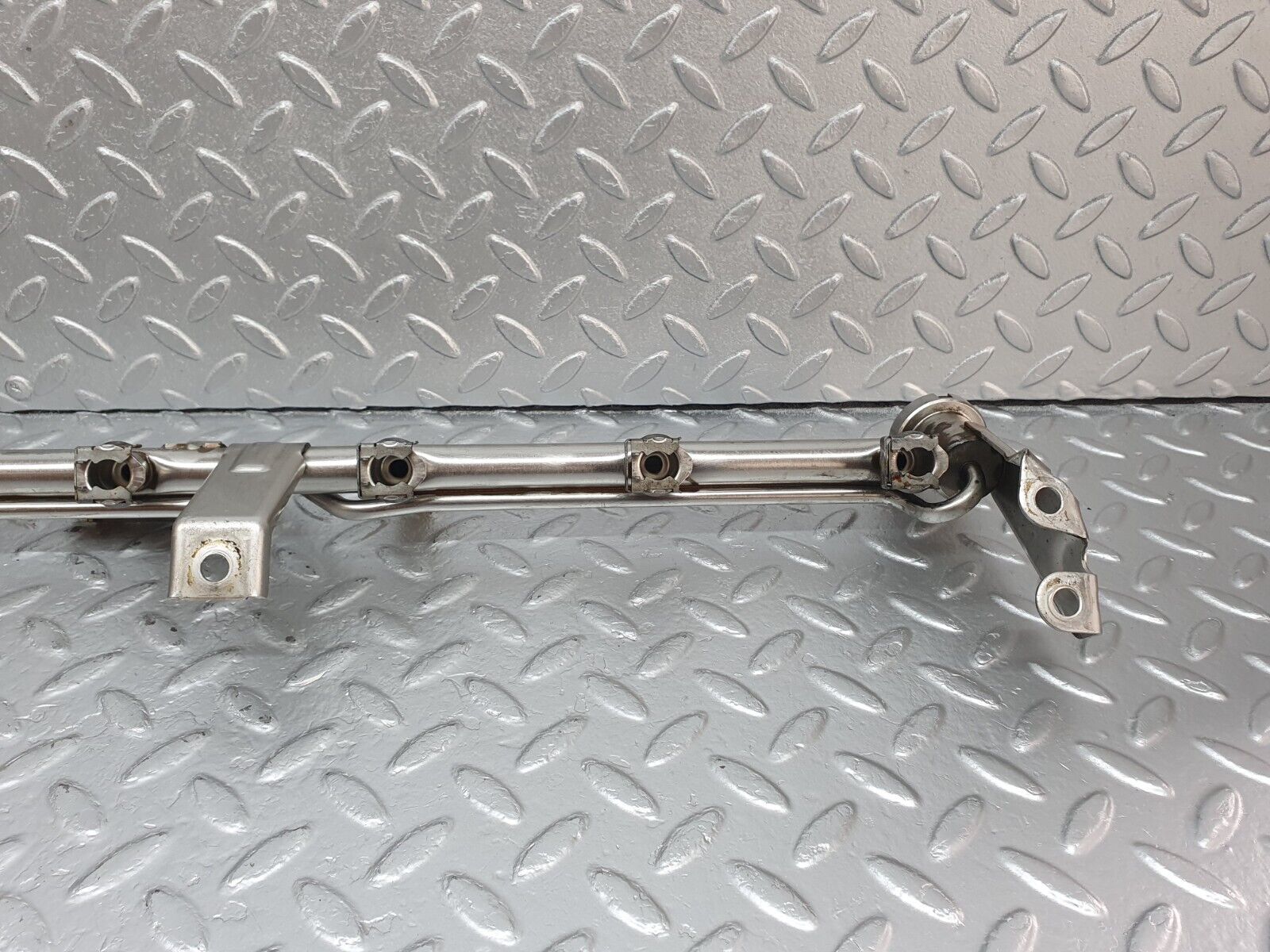 42324 Mercedes-Benz R129 320SL Coupe Fuel Injector Rail With Fuel Pressure Regulator 1040701395 0000781589