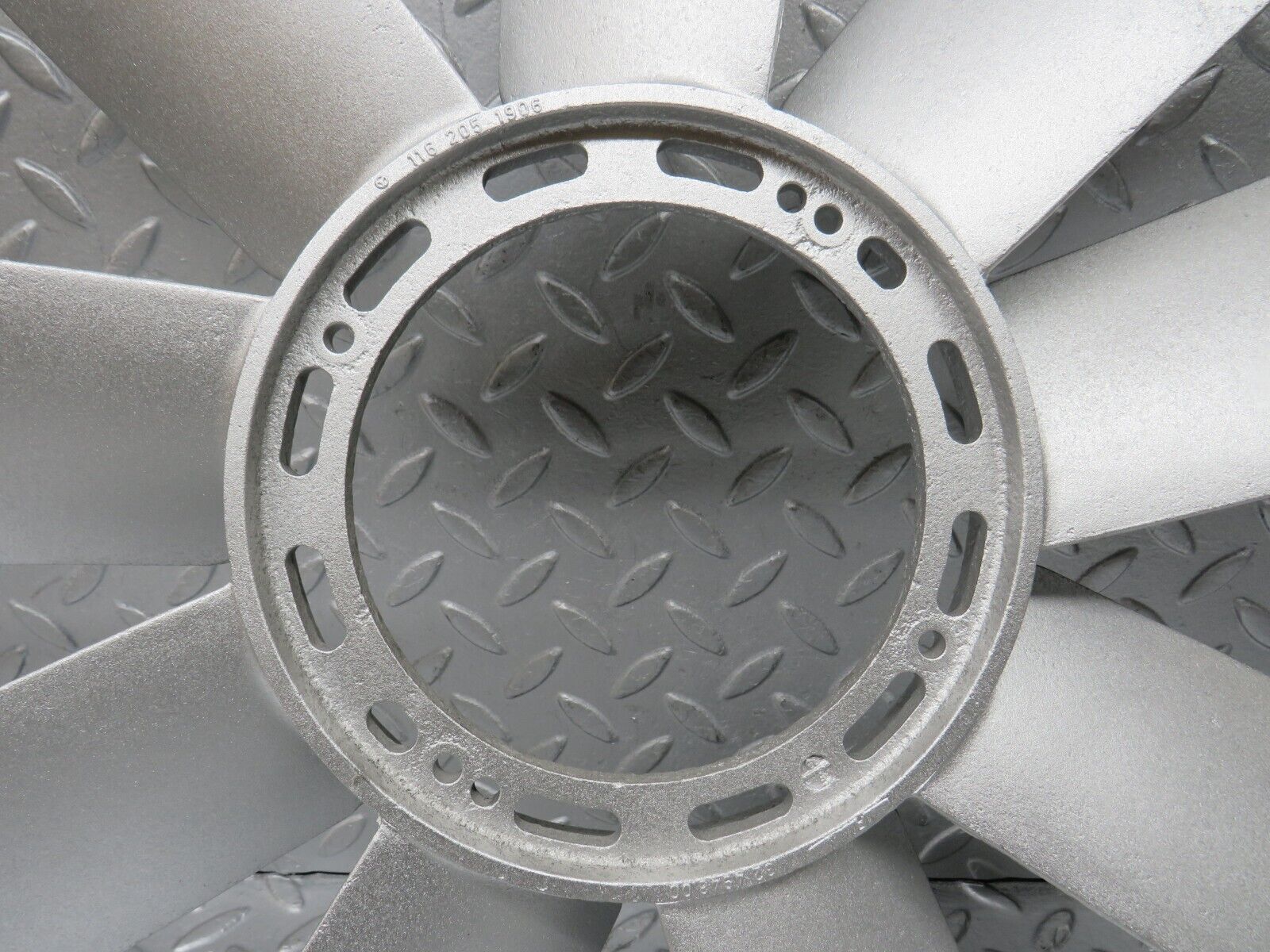 39220 Mercedes-Benz R107 500SL Engine Cooling Fan 1162051906