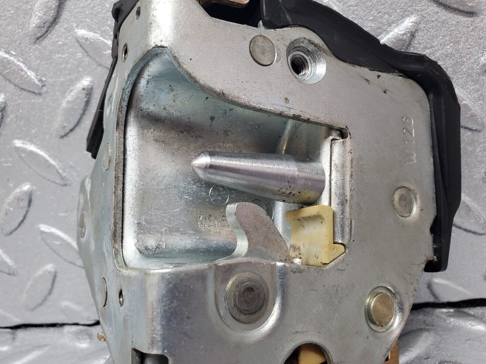 45622 Mercedes-Benz W126 420SE Rear Right Door Lock Mechanism 1237230208