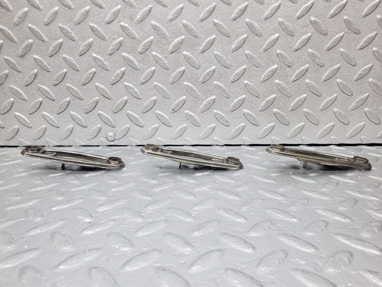 45347 Mercedes-Benz 280E M110.983 Fuel Injector Bracket 3X