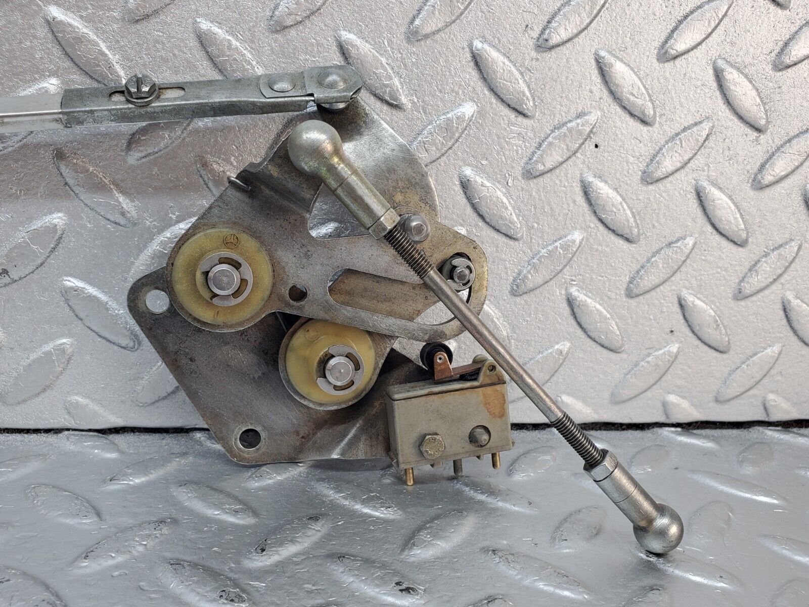 45370 Mercedes-Benz 280E M110.983 Throttle Linkage