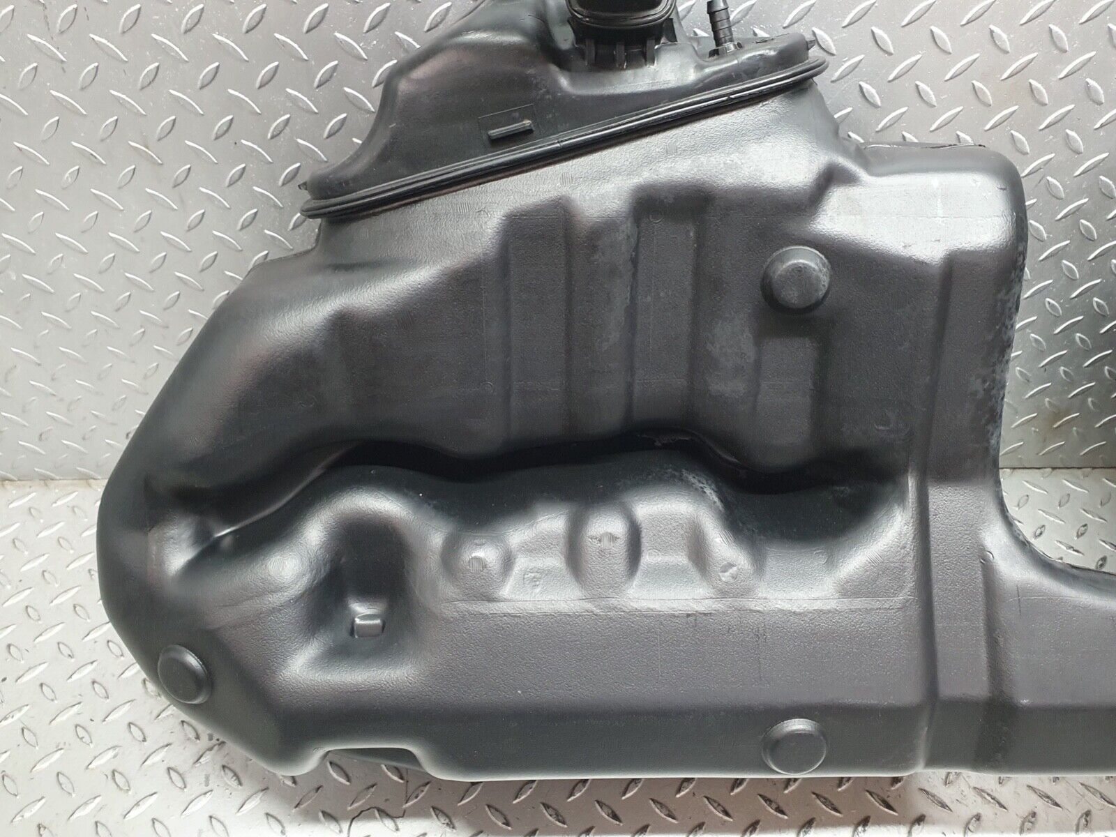 41999 Mercedes-Benz W202 C200 Fuel Tank Plastic 2024706901