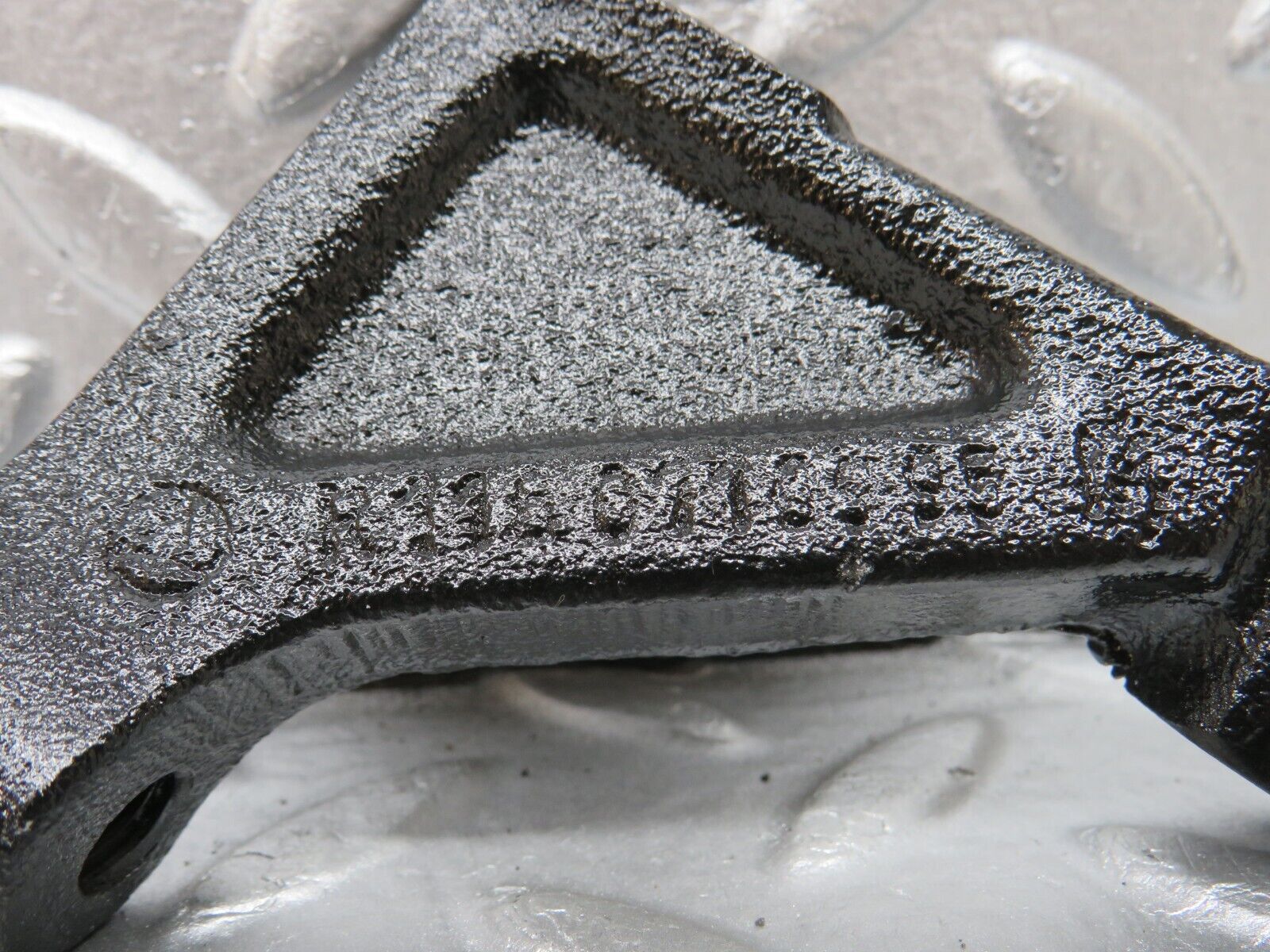 32757 Mercedes-Benz C107 R107 350 V8 Engine Mount Bracket Pair 1160110895 1160110995