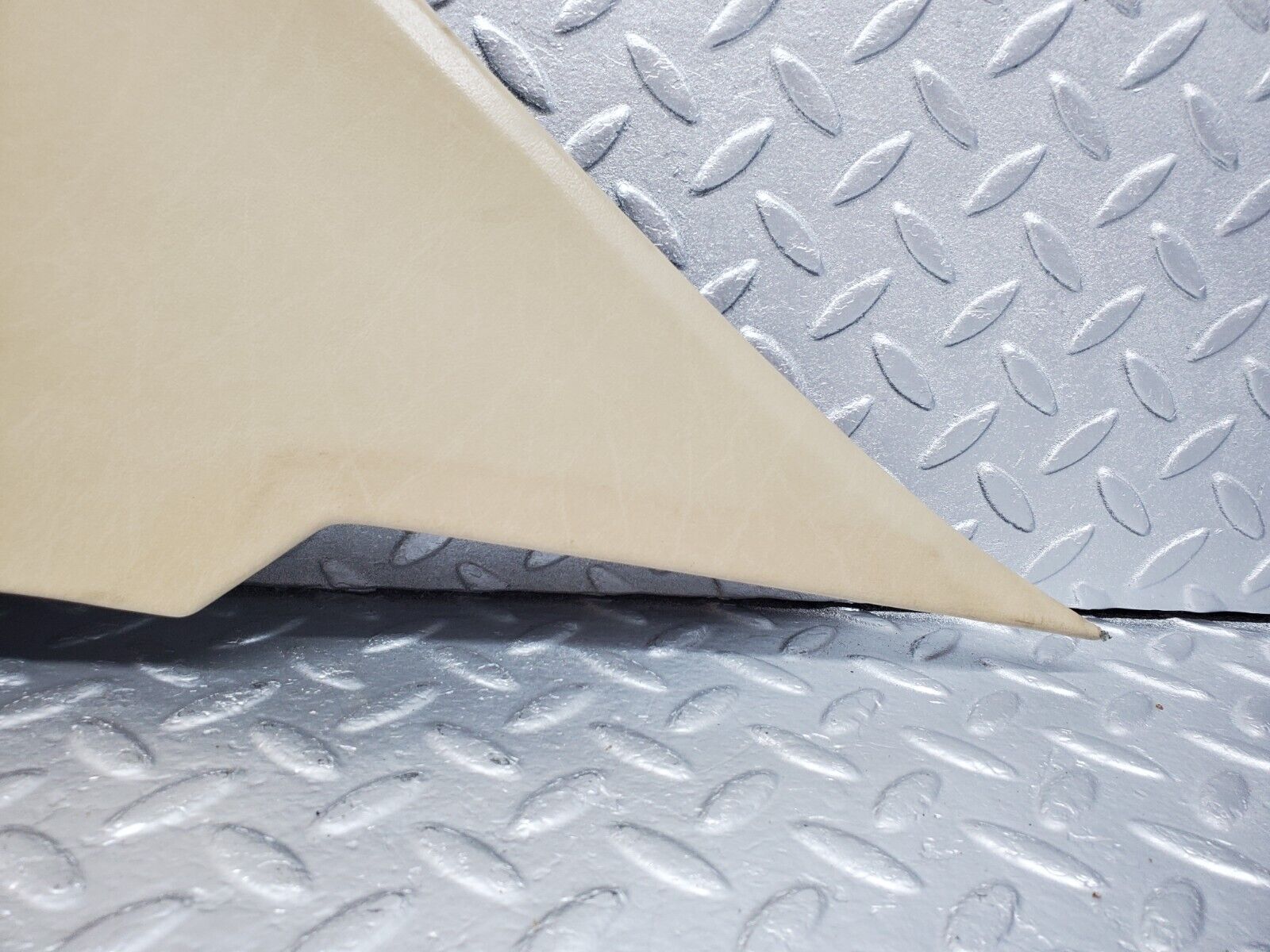 45770 Mercedes-Benz W126 420SE C Pillar Cover Right Side Beige 1266950444