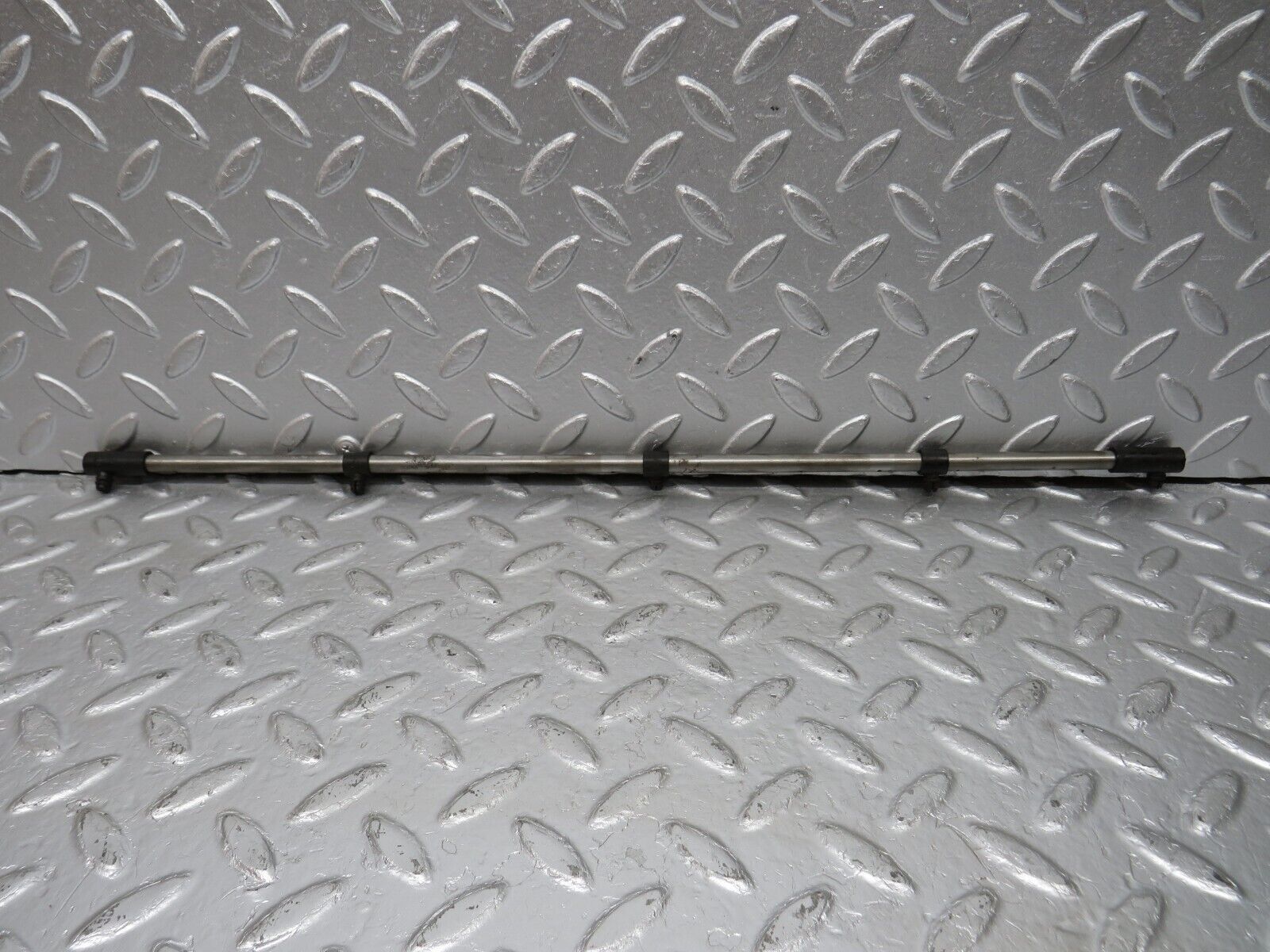 33082 Mercedes-Benz C107 R107 350 V8 Camshaft Oil Tube