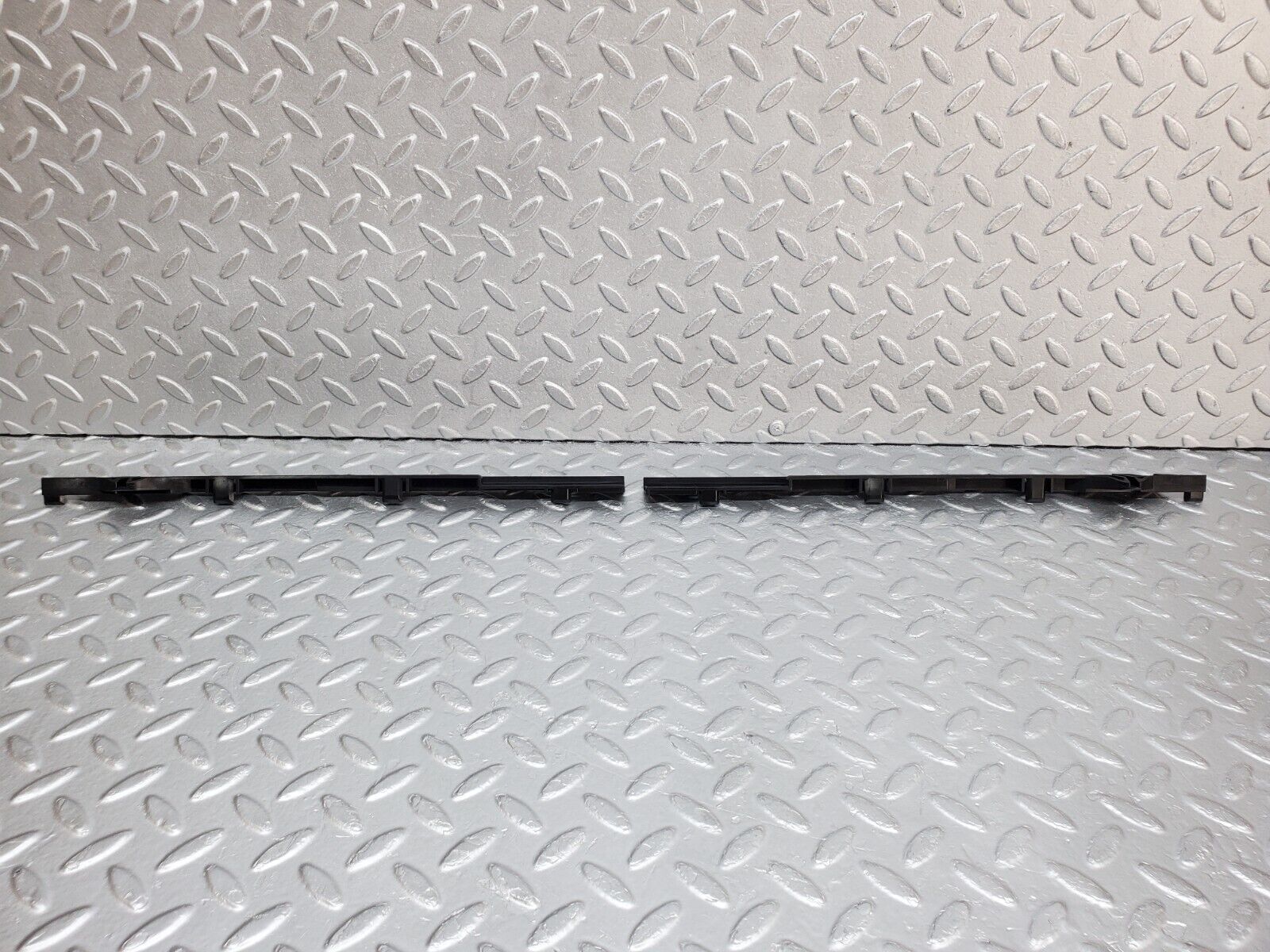 44676 Mercedes-Benz W124 220E Sunroof Frame Guide Rail 1247820131 1247820231