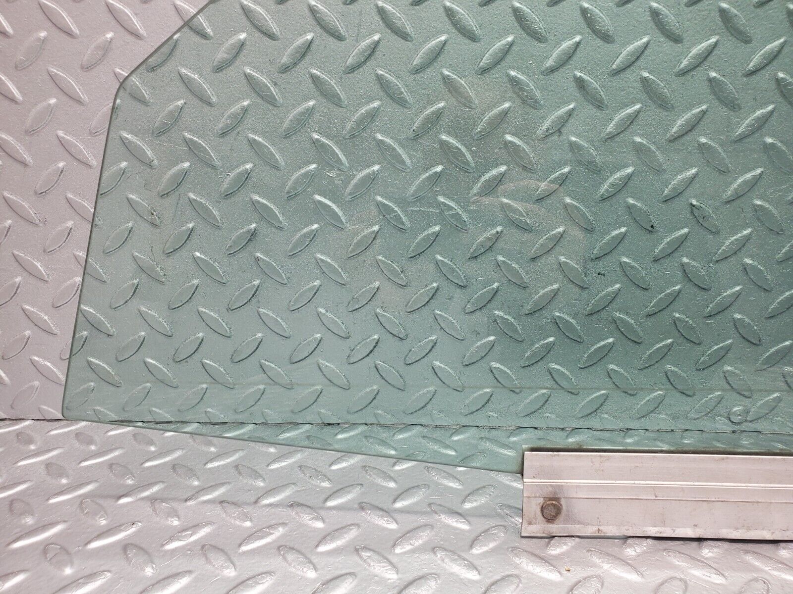 46247 Mercedes-Benz W124 280E Front Left Door Window Glass